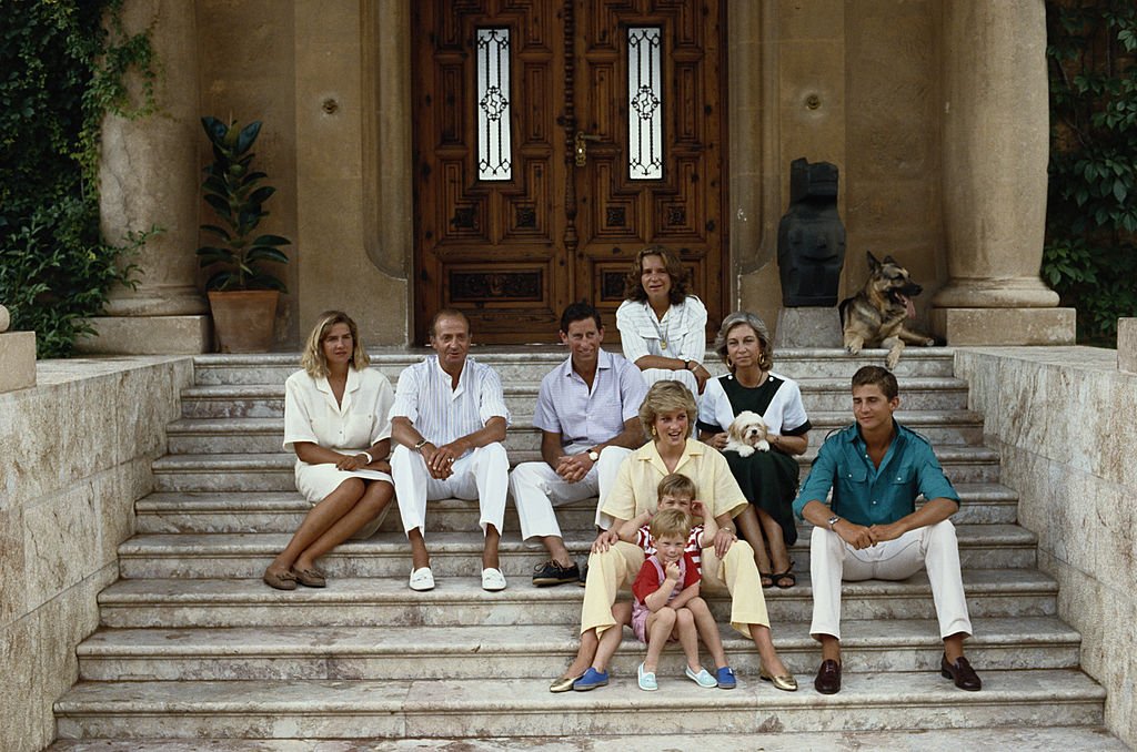 El príncipe Charles, la princesa Diana, los príncipes William y Harry, junto al rey Juan Carlos I, la reina Sofía y sus hijos, Elena, Cristina y Felipe. 1987 en Palma de Mallorca. | Foto: Getty Images