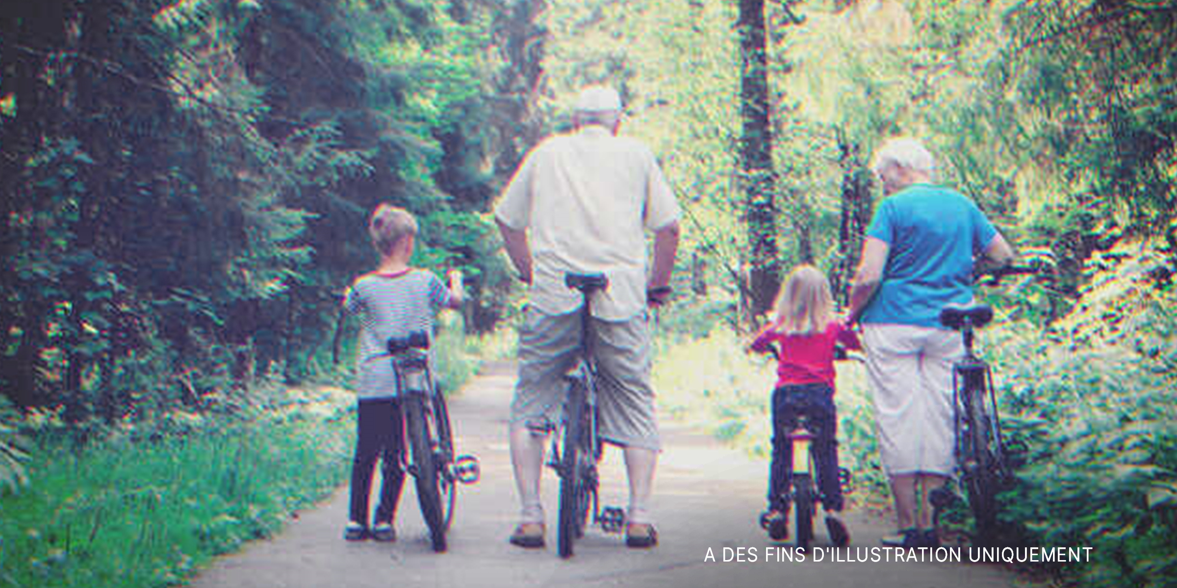 Des grand-parents faisant du vélo avec leurs petits-enfants | Source : Shutterstock