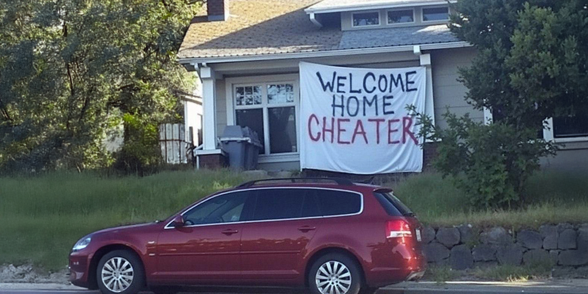 'Welcome home, cheater' sign | Source: Amomama