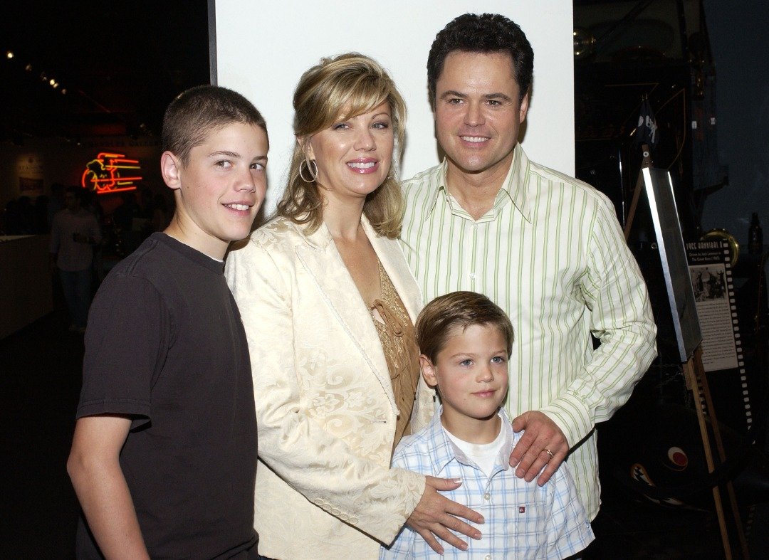 Singer Donny Osmond, his wife Debbie and their sons Chris (l) and Joshua (r) arrive at the Golden Dads Awards ceremony at the Peterson Automotive Museum on June 15, 2005 | Source: Getty Images