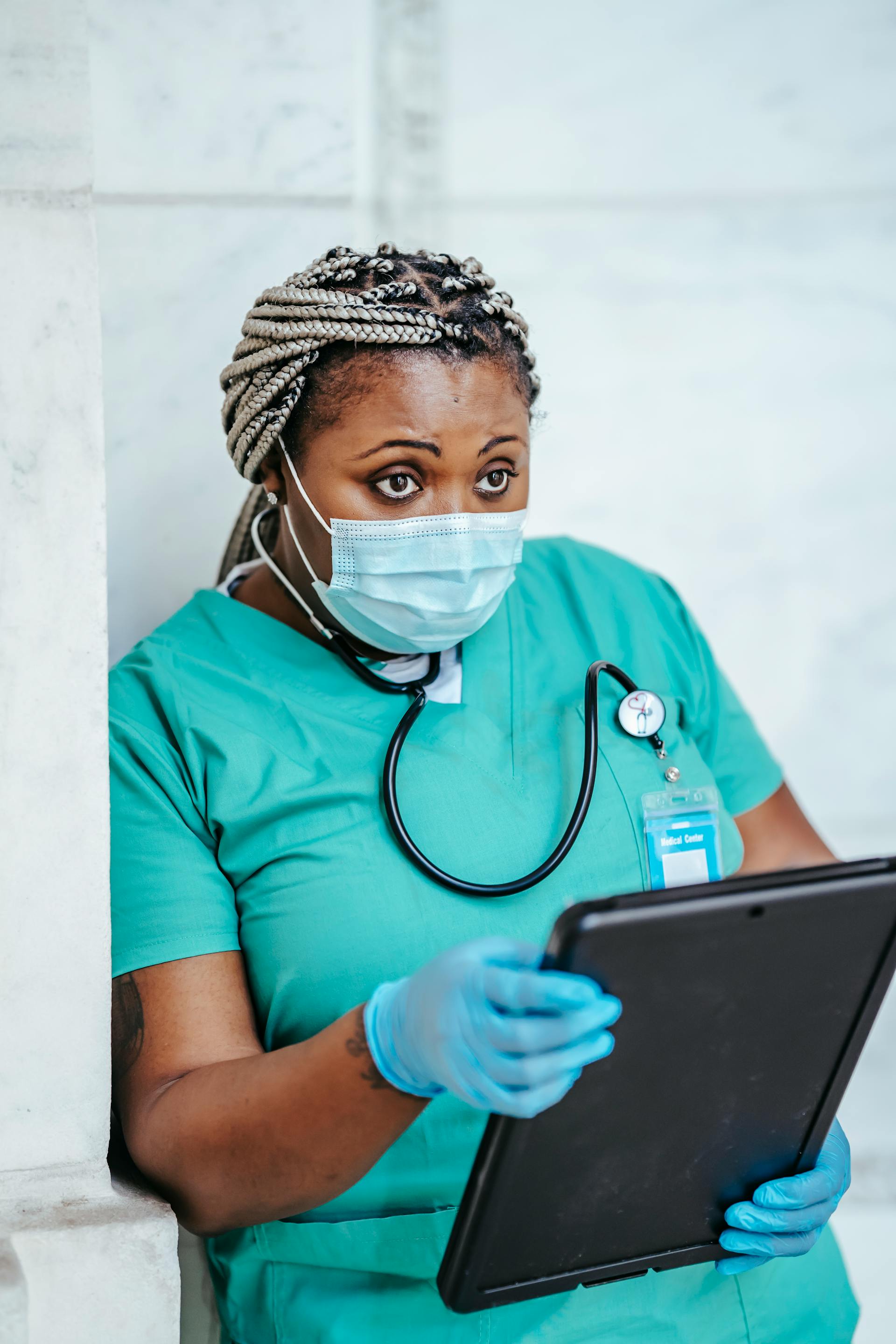 A hospital staff holding documents | Source: Pexels