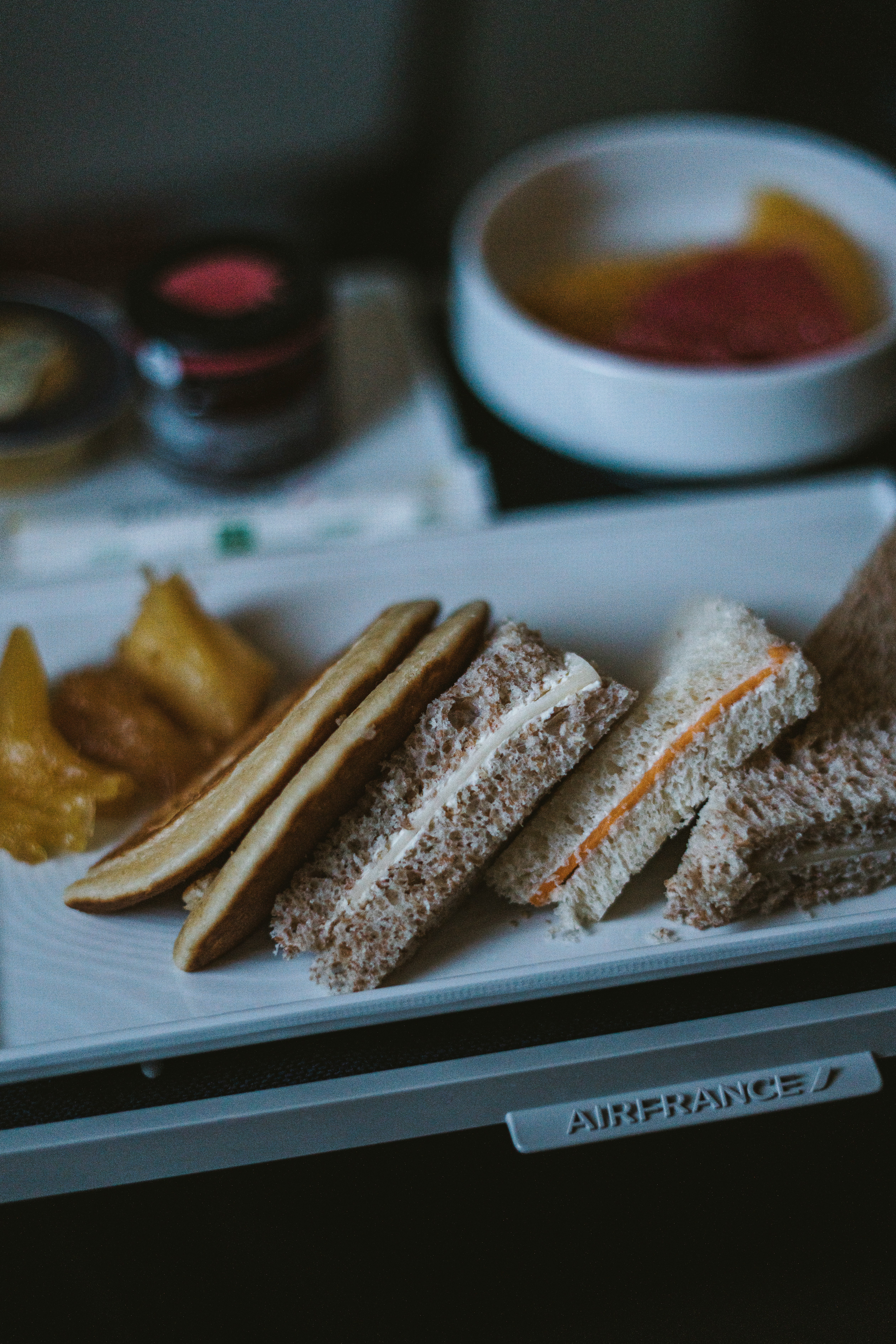 A plate of food on a flight | Source: Unsplash