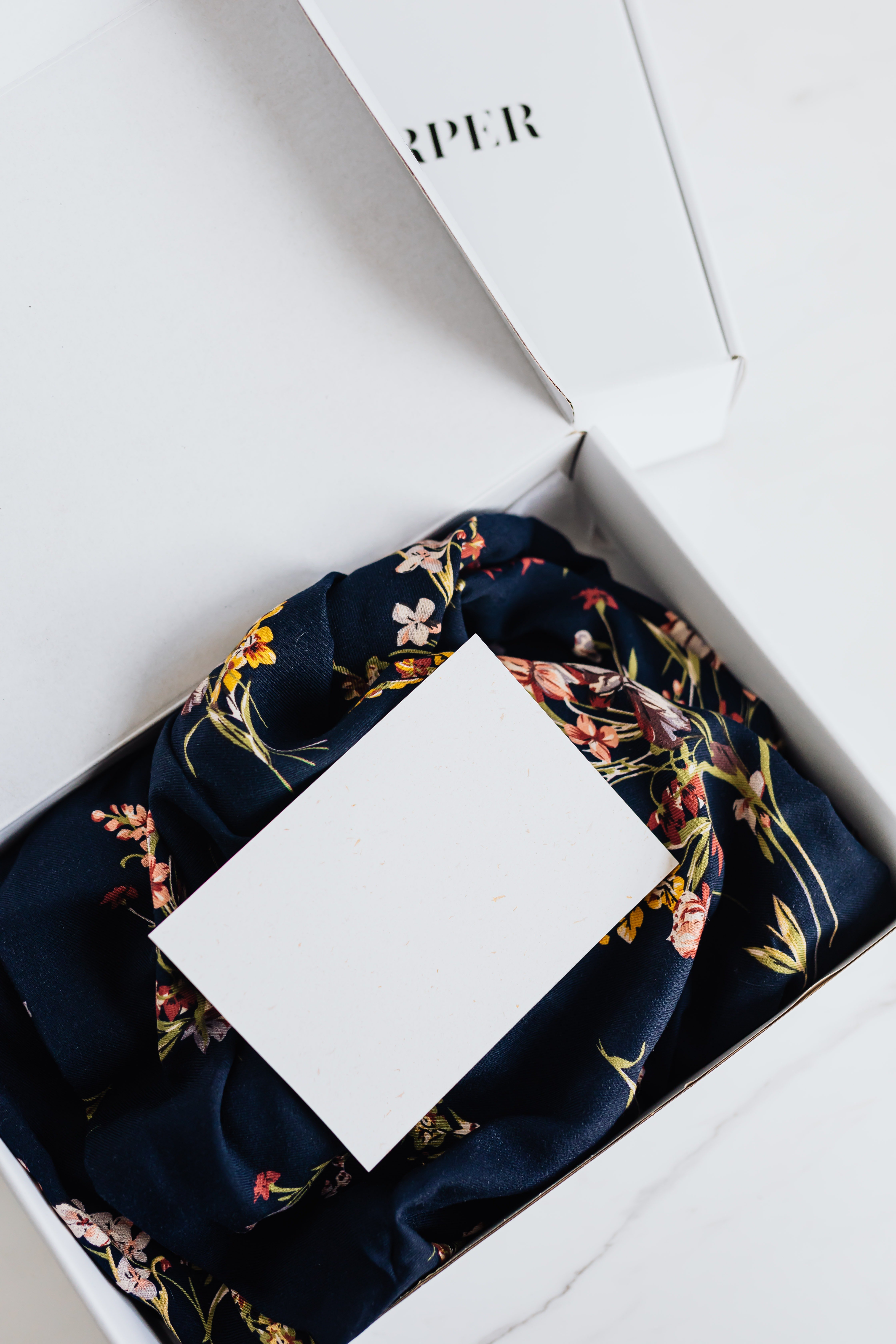 Una caja con un traje nuevo. | Foto: Pexels