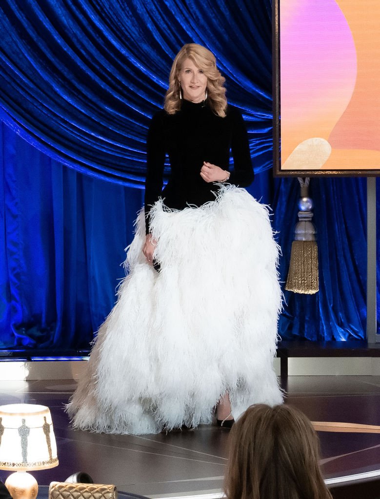 Laura Dern prend la parole sur scène lors de la 93e cérémonie des Oscars à Union Station le 25 avril 2021 à Los Angeles, Californie. | Photo : Getty Images
