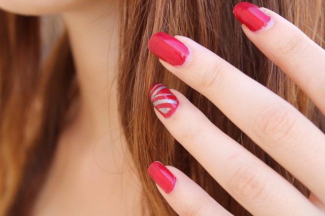 Esmalte de uñas rojo. Fuente: Pixabay