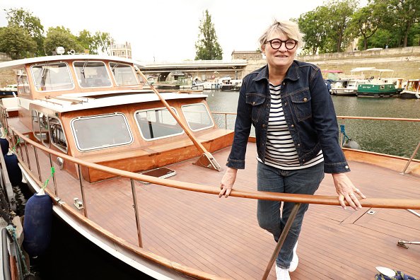 Christine Bravo est photographiée sur son bateau fluvial "Frou-Frou" après une de ses croisières parisiennes intitulée "Sous les jupons de la Seine".|Photo : Getty Images.