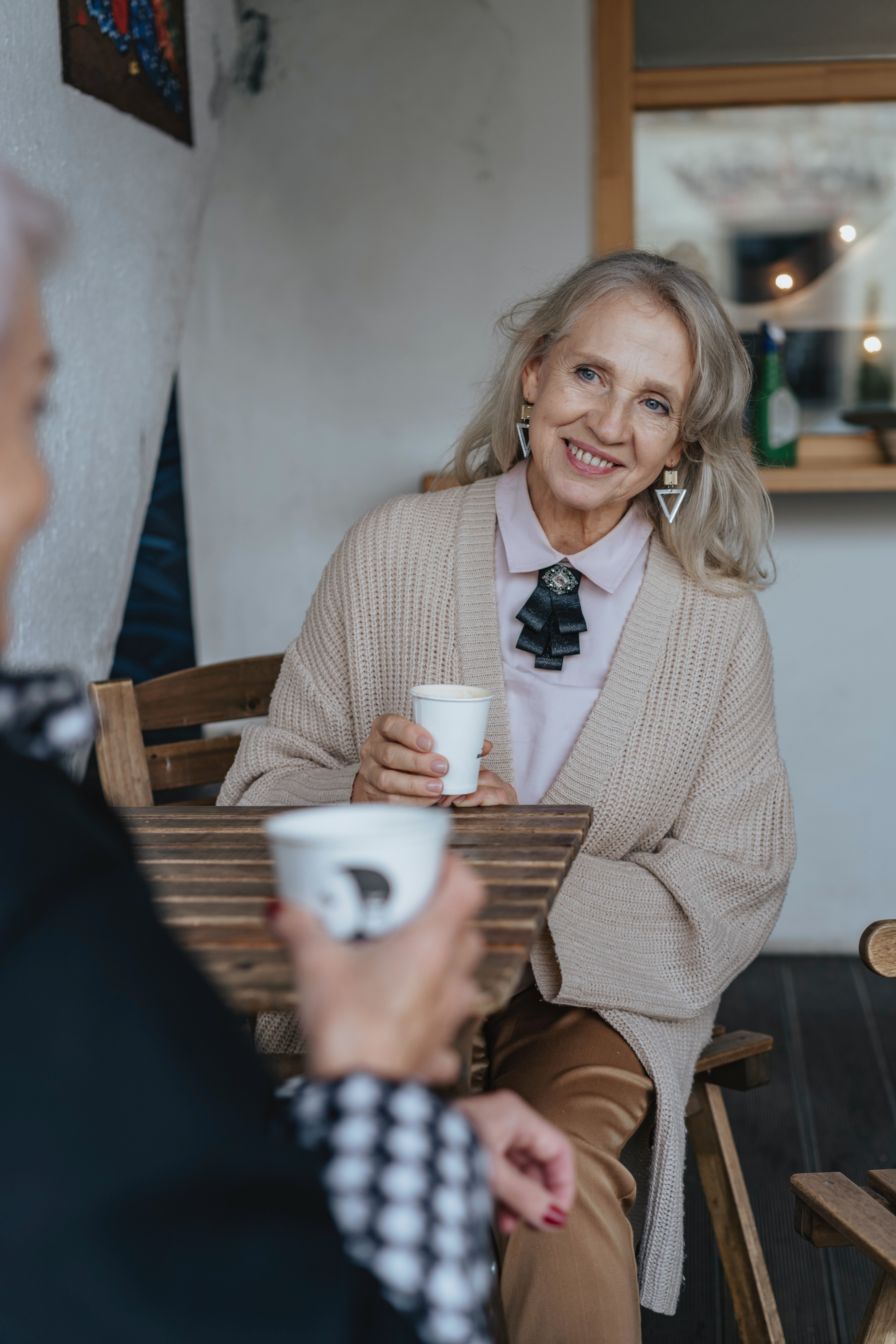 Debra decided to have coffee while she was waiting for her flight | Photo: Pexels