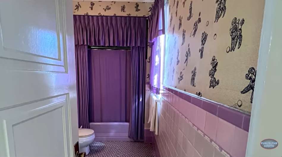 Elvis Presley's parents' bathroom in his Graceland Mansion from a video dated March 22, 2023 | Source: youtube.com/@officialfuninthesouth