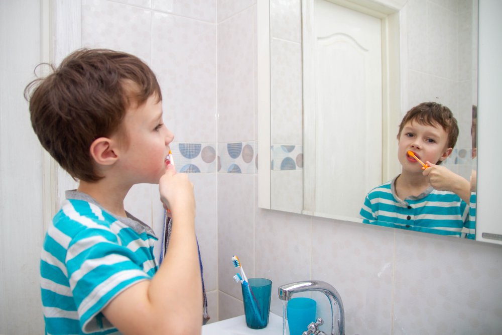Un niño que se lava los dientes. | Foto: Shutterstock