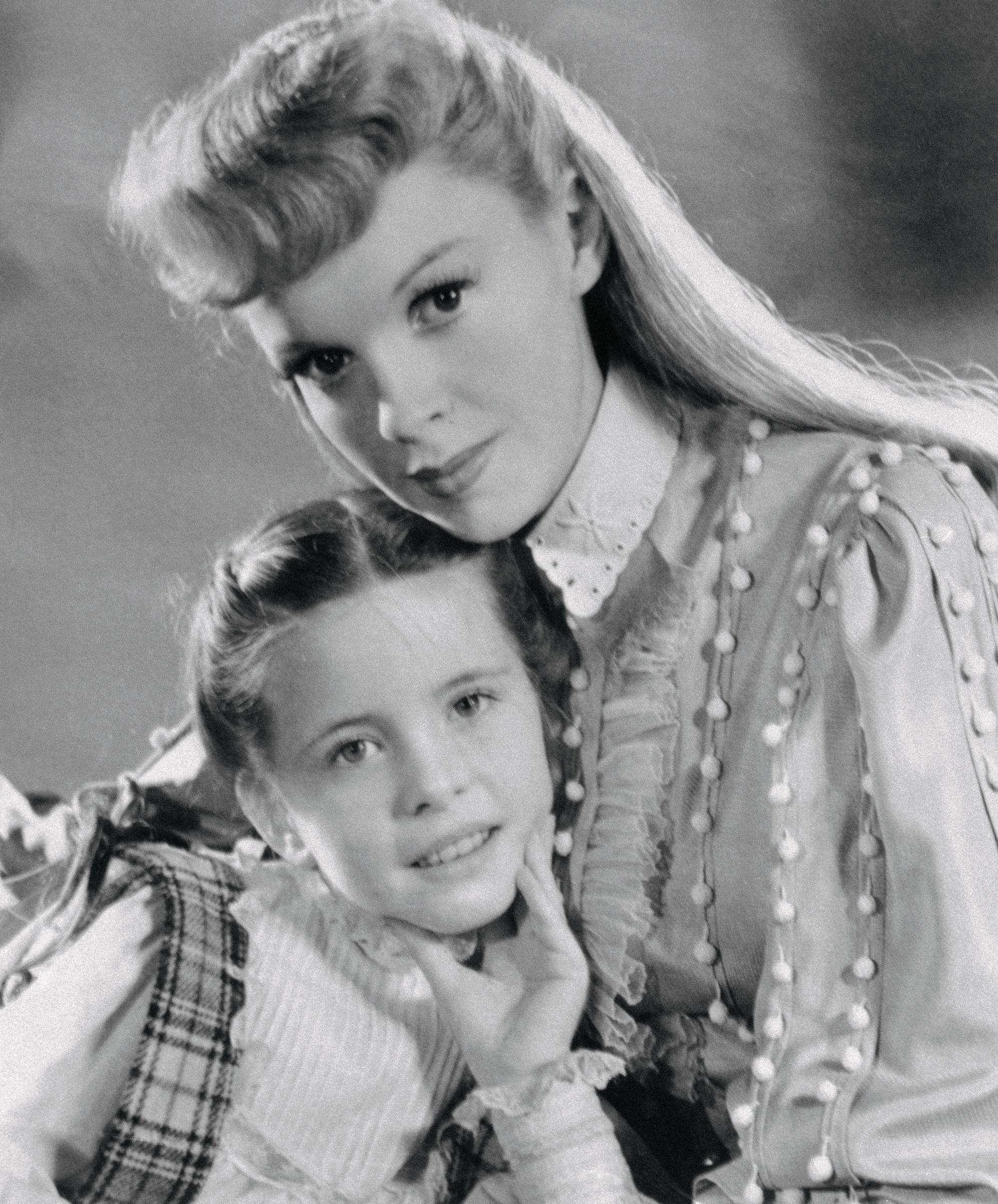 The actress and Judy Garland on the set of "Meet Me in St. Louis," 1944 | Source: Getty Images