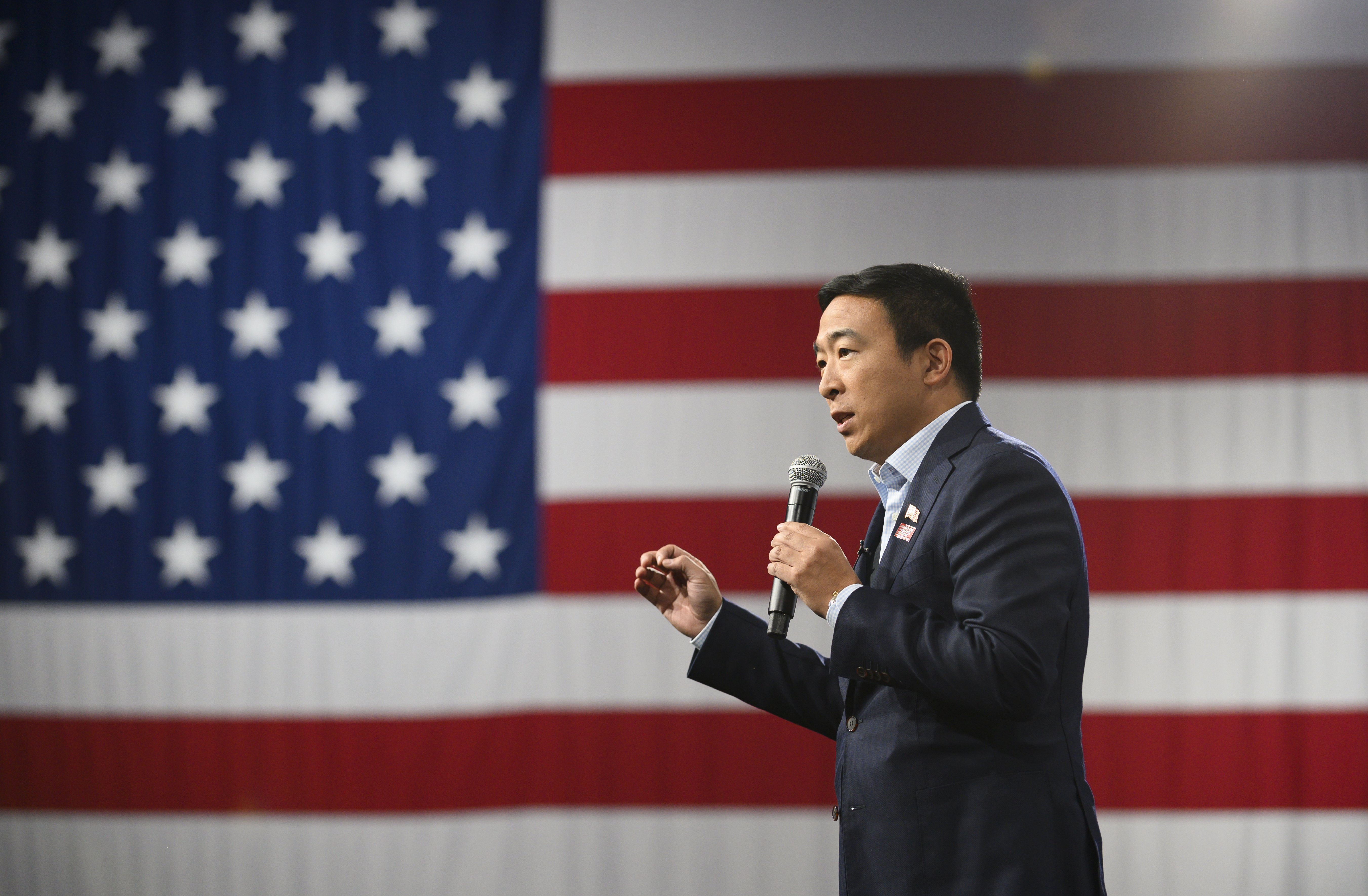 Candidato presidencial demócrata Andrew Yang habla en un evento en Iowa a favor del control de armas el 10 de agosto de 2019 | Fuente: Getty Images Candidato presidencial demócrata Andrew Yang habla en un evento en Iowa a favor del control de armas el 10 de agosto de 2019 | Fuente: Getty Images