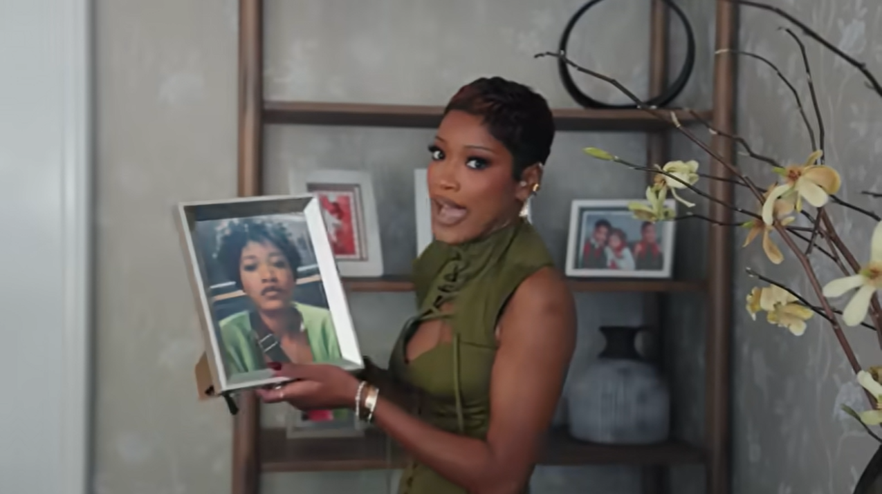 The star displays the ultimate proof of her mom's obsession — a completely casual, everyday selfie that Sharon Palmer just had to frame. | Source: YouTube/@Archdigest