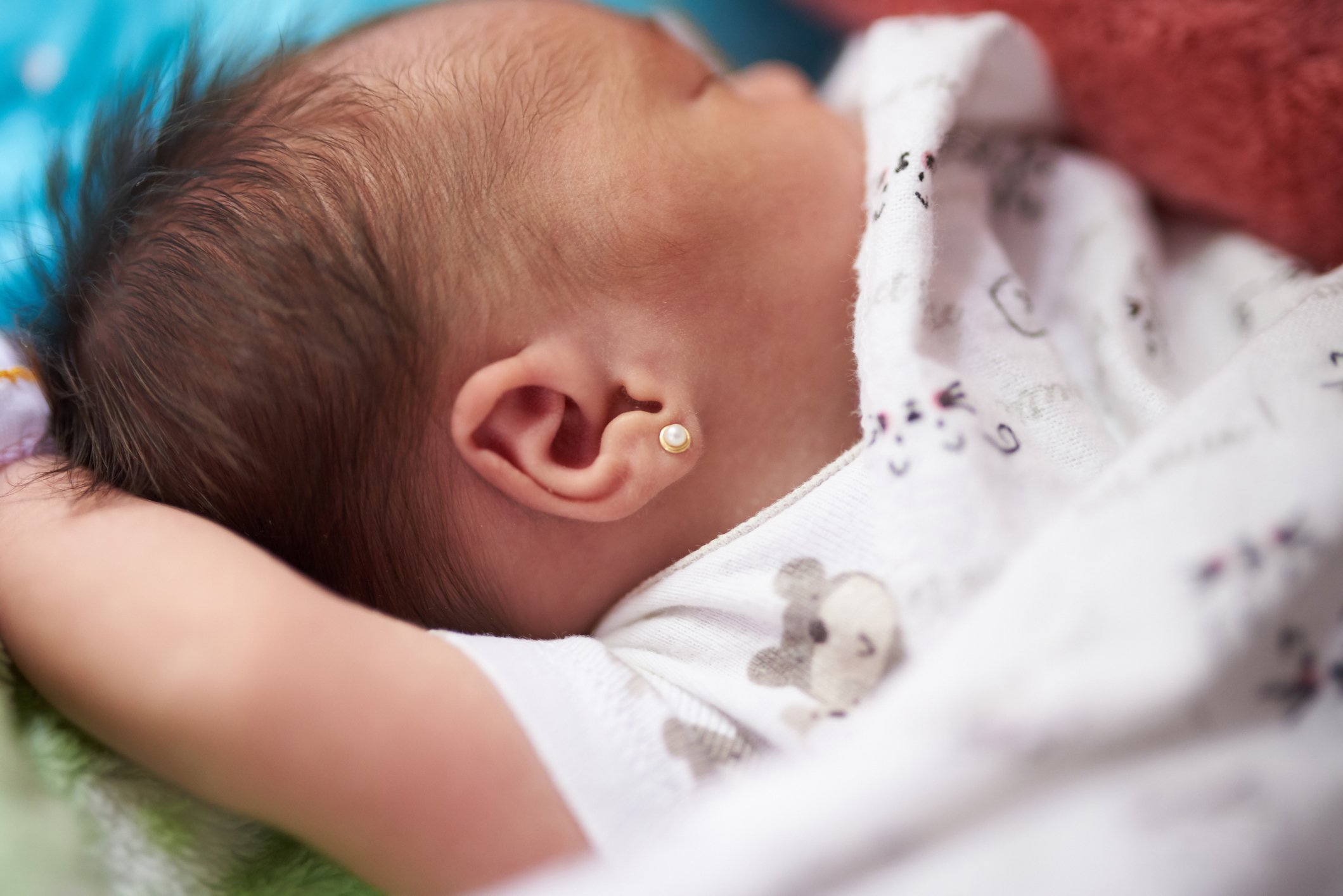 Bebé usando zarcillos mientras duerme. | Foto: Getty Images 