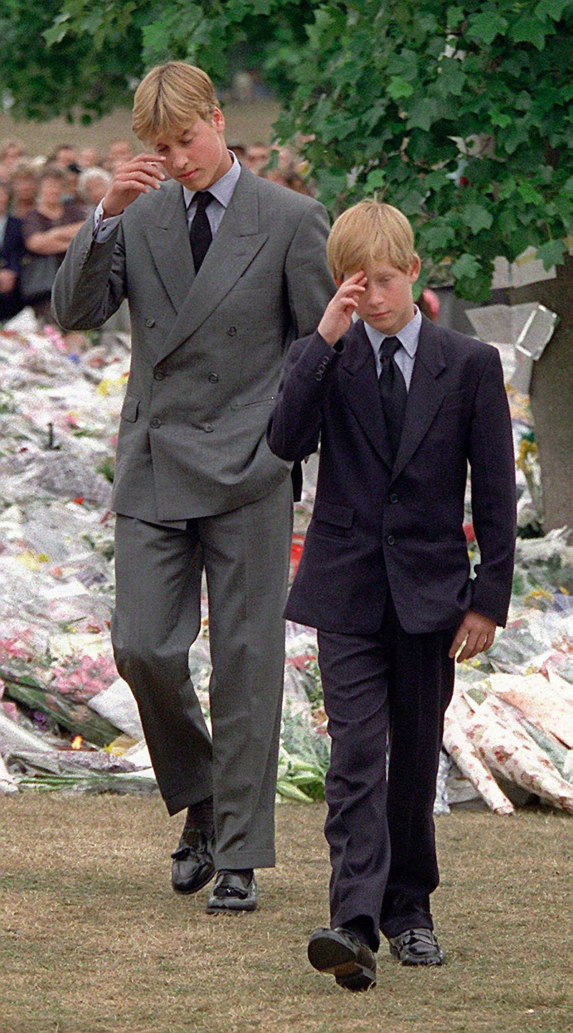 El príncipe William y el príncipe Harry después de llegar al Palacio de Kensington para ver algunas de las flores y los recuerdos dejados en memoria de su madre, la princesa Diana, en Londres, el viernes 5 de septiembre de 1997. | Foto: Getty Images