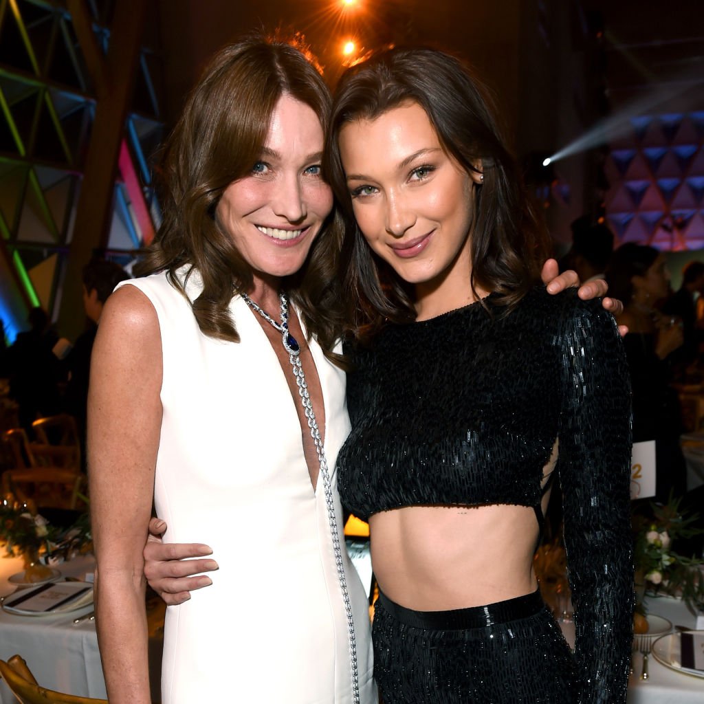 Carla Bruni et Bella Hadid assistent à Fashion for Relief Cannes 2018 lors de la 71e édition du Festival de Cannes à l'aéroport Cannes Mandelieu le 13 mai 2018 à Cannes, France. | Photo : Getty Images