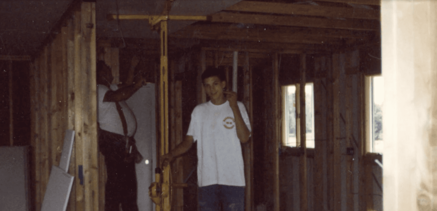 Picture of 13-year-old Ashton Kutcher building a farmhouse with his stepfather | Source: Houzz.com