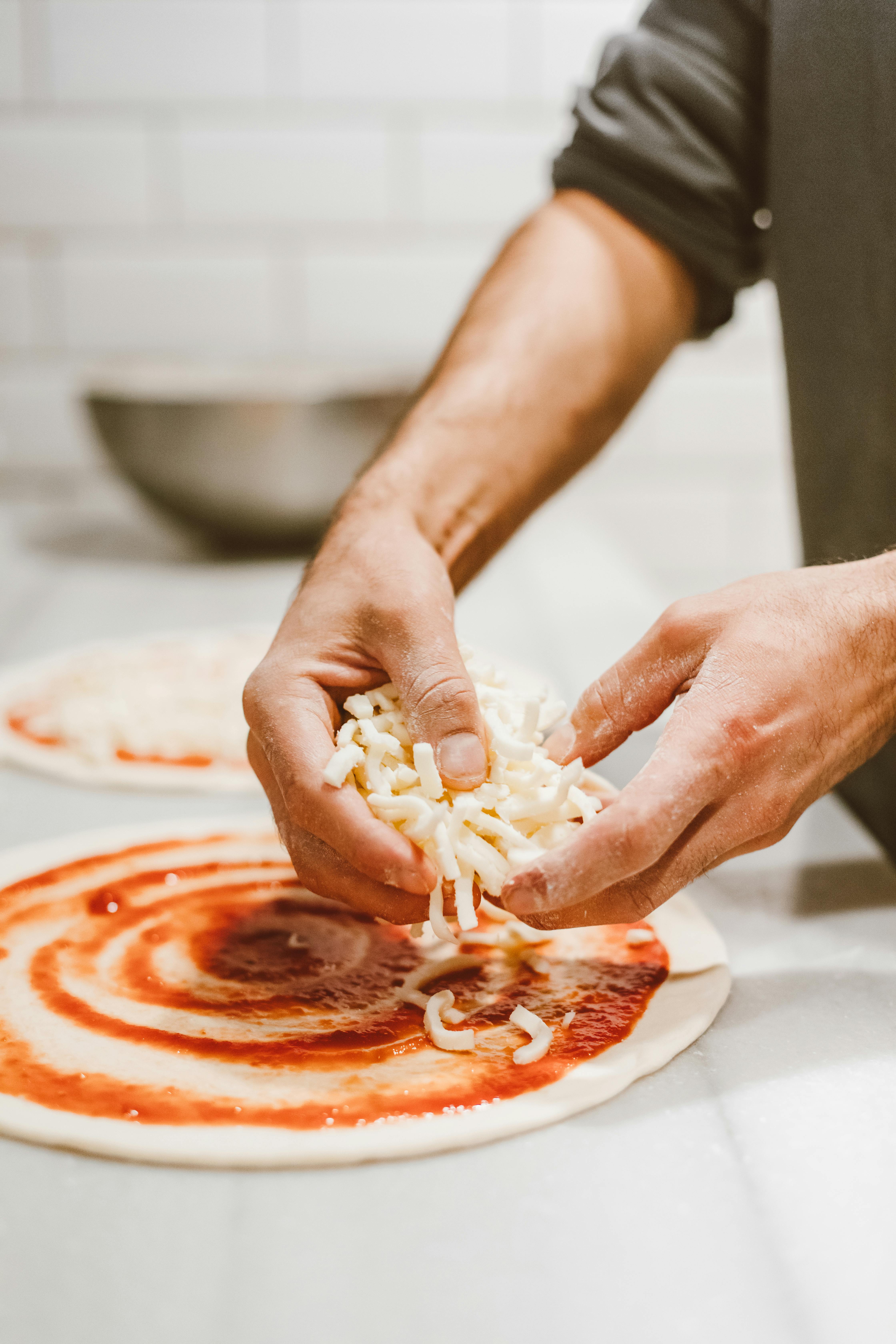 A man making pizza from scratch | Source: Pexels