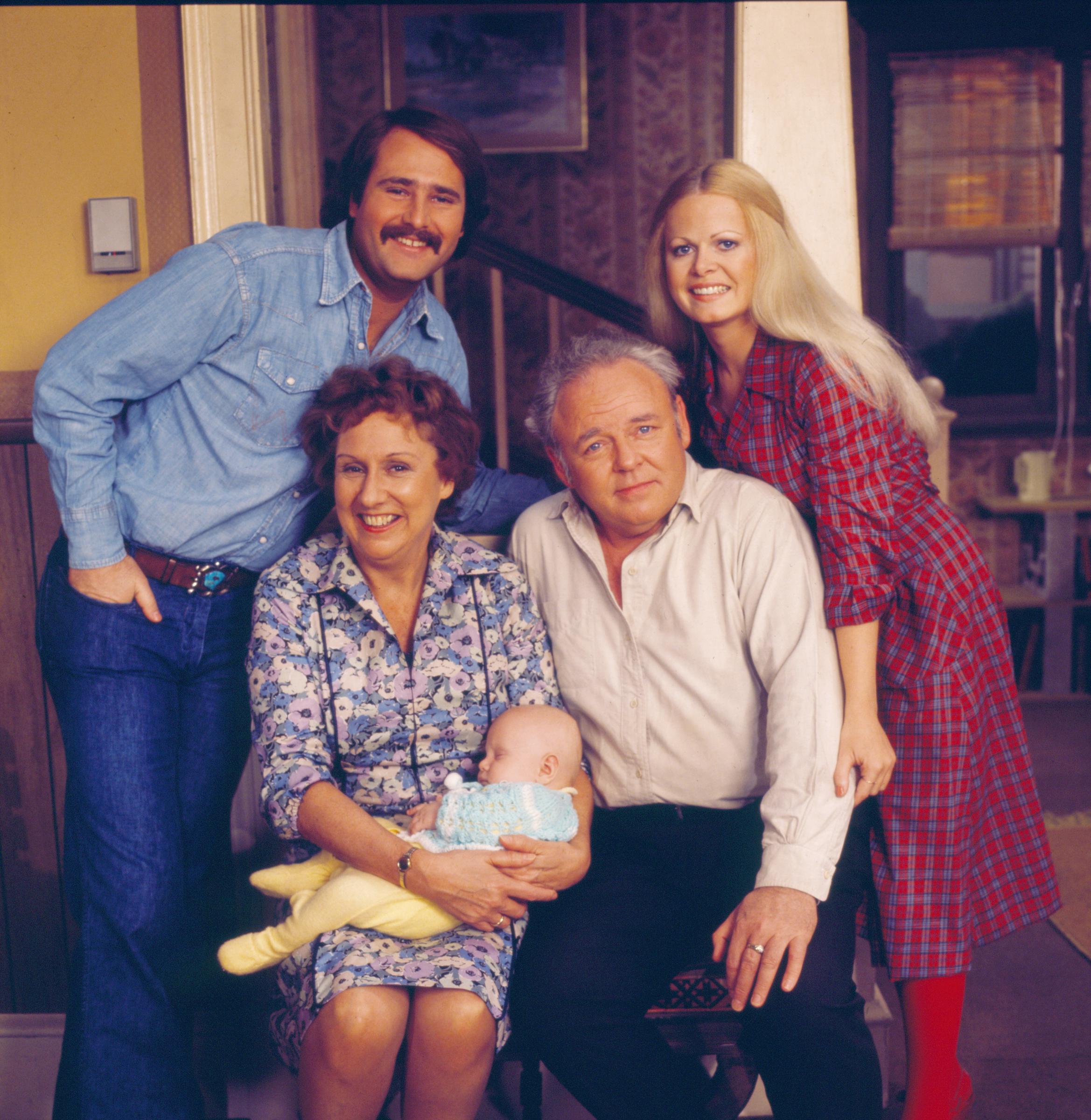 The cast of "Alll in the Family:" Rob Reiner, Sally Struthers, Carroll O'Connor, (baby as Joey Stivic) and Jean Stapleton in 1976 | Source: Getty Images