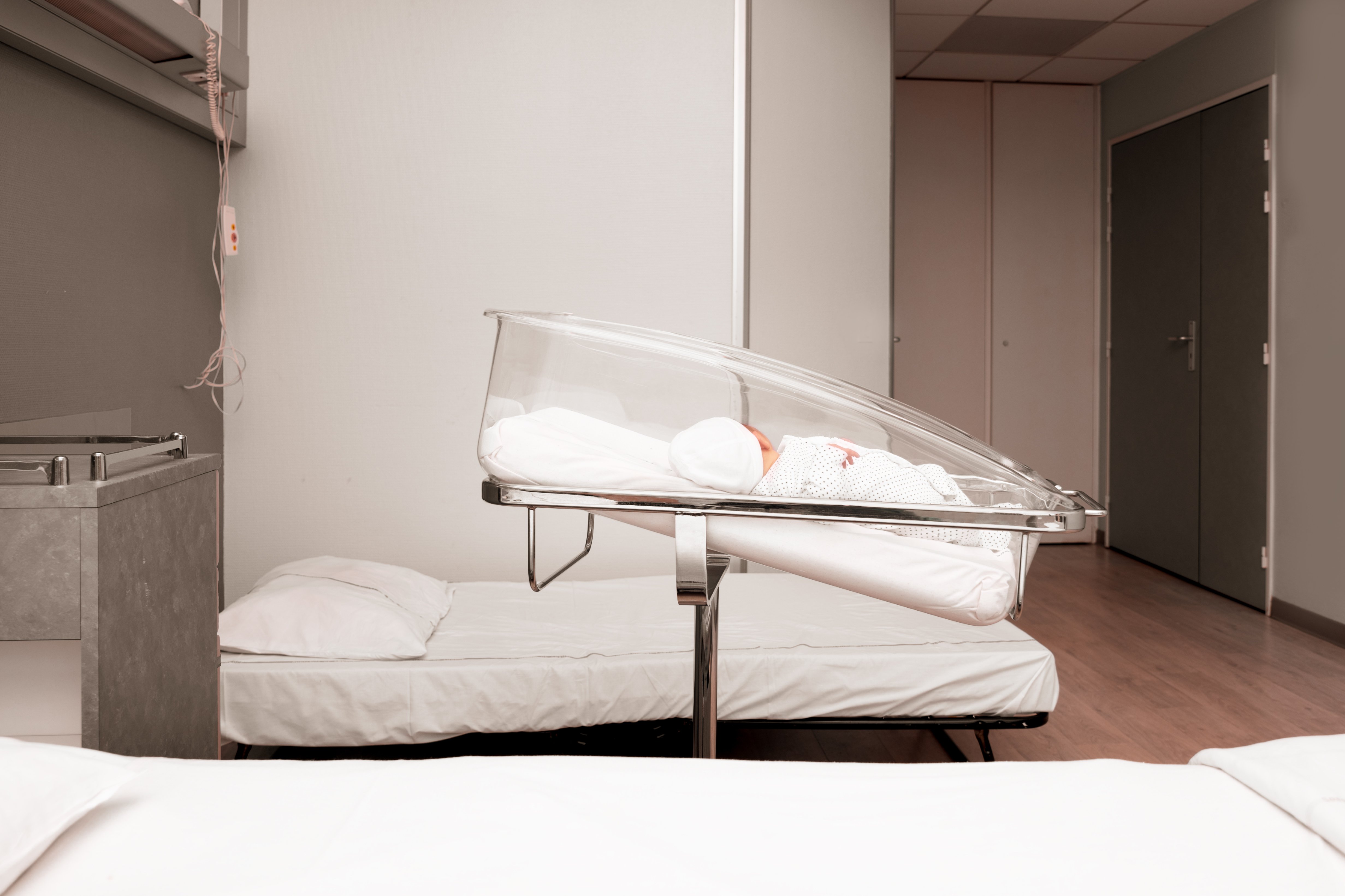 Neugeborenes schläft im Krankenhausbett | Quelle: Shutterstock