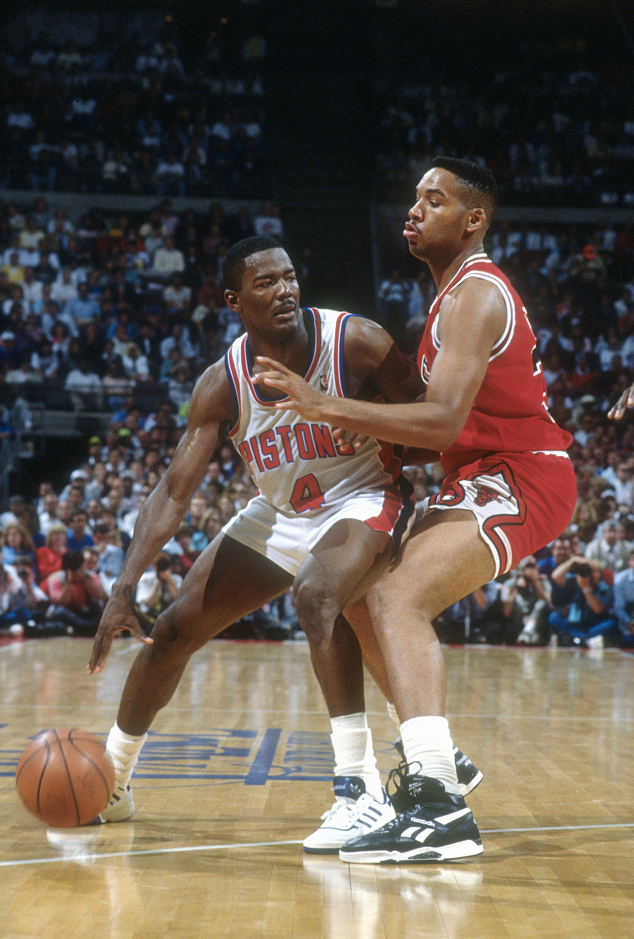 Stacey King #34 of the Chicago Bulls closely defends Joe Dumars #4 of the Detroit Pistons during an NBA basketball game, circa 1990 | Source: Getty Images