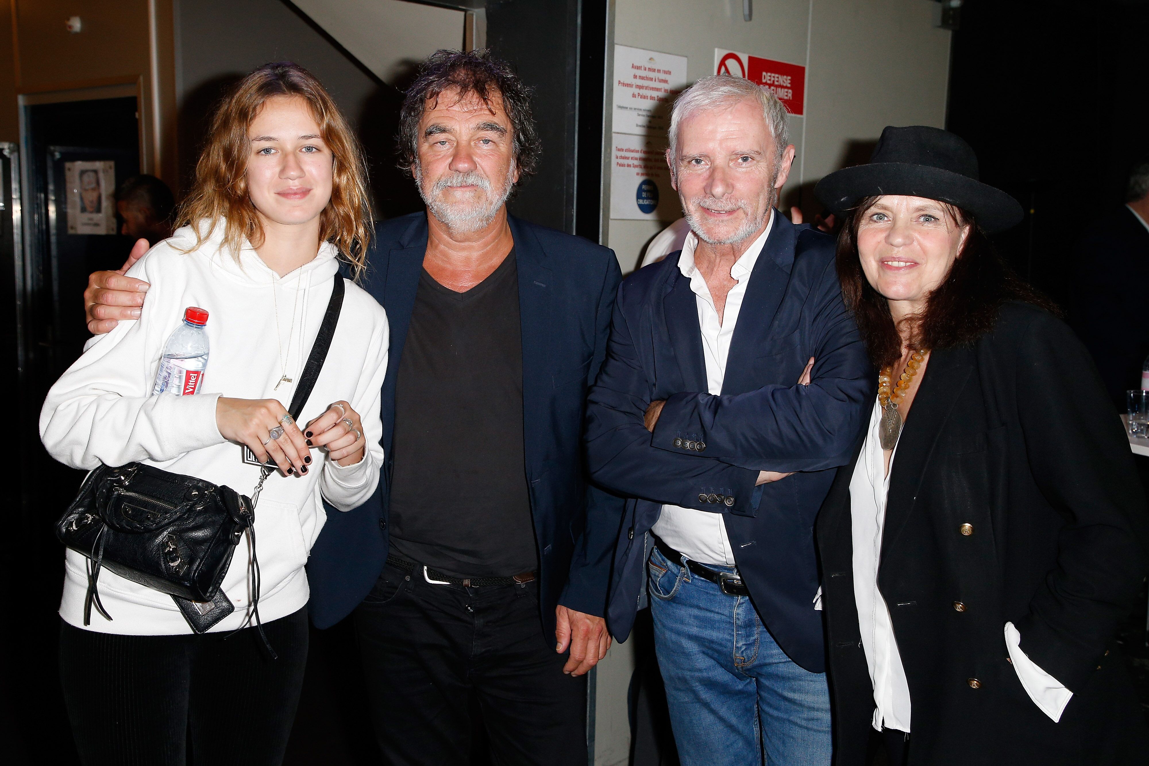 Zoe Marchal, son père l'acteur Olivier Marchal, l'acteur Geoffroy Thiebaut et l'actrice Fanny Bastien assistent au spectacle "Sans Modération" de Laurent Gerra au Palais des Sports à Paris, France. | Photo : Getty Images
