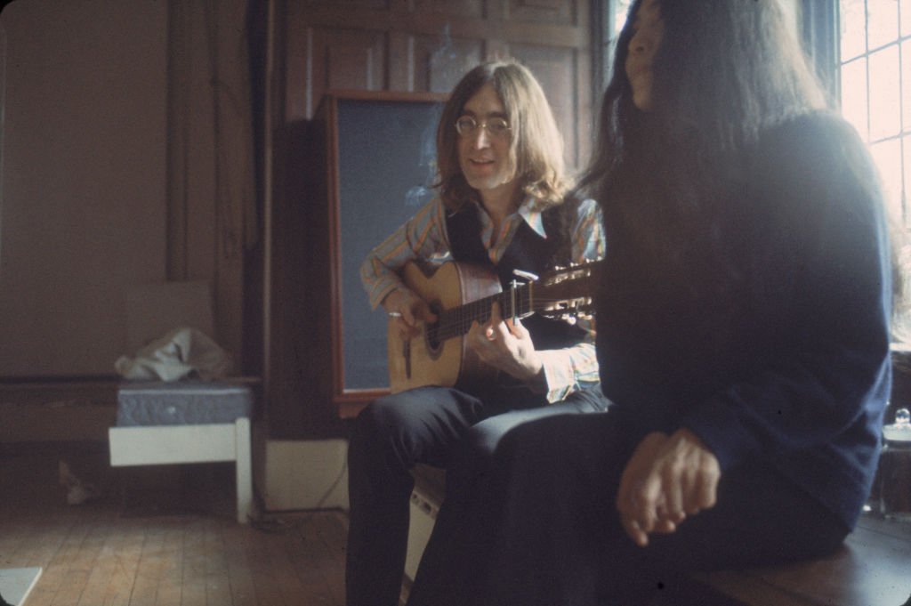 La artista japonesa Yoko Ono y John Lennon, diciembre de 1968. | Foto: Getty Images