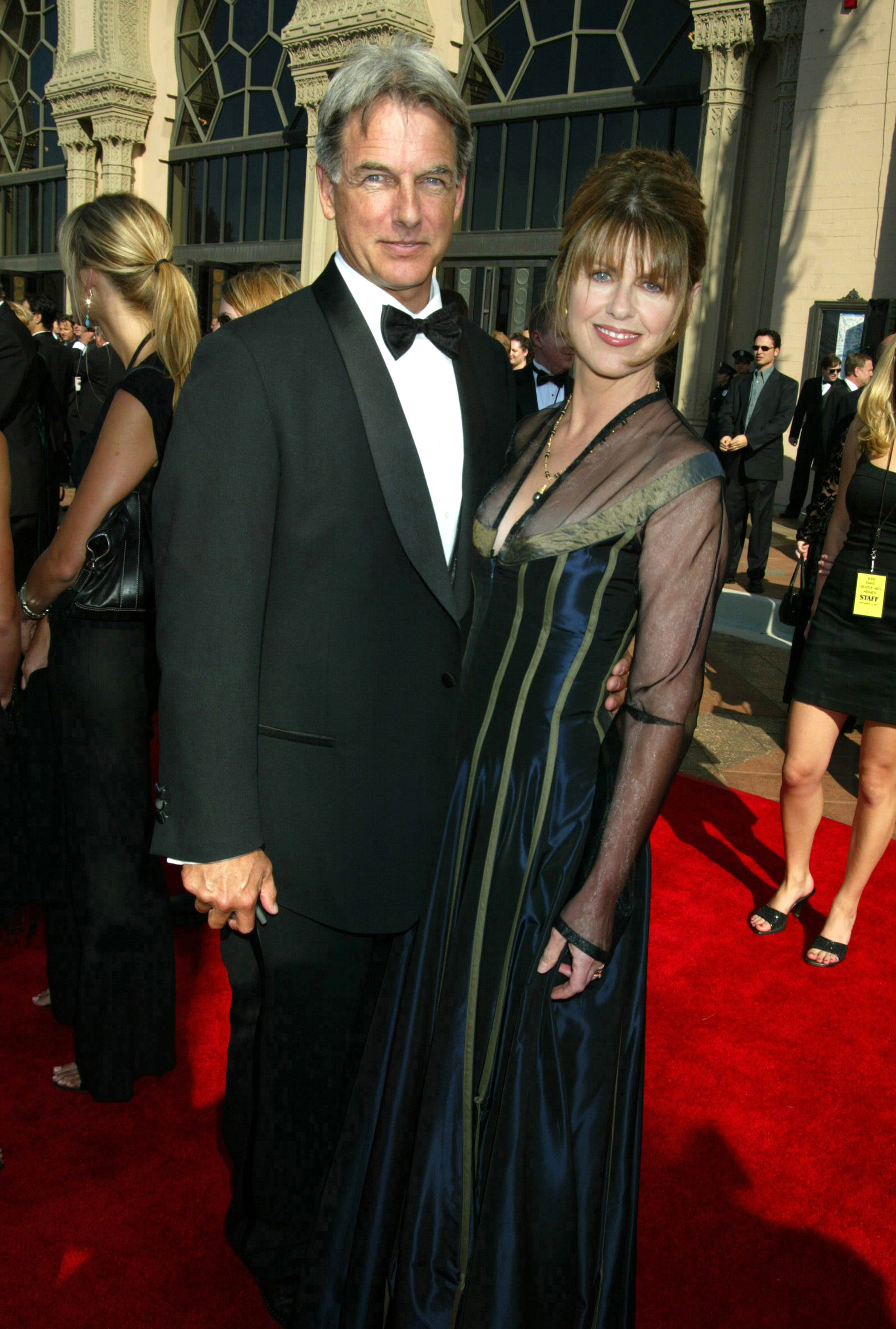 Mark Harmon & Pam Dawber at the 2002 Creative Arts Emmy Awards at the Shrine Auditorium in Los Angeles, California | Source: Getty Images