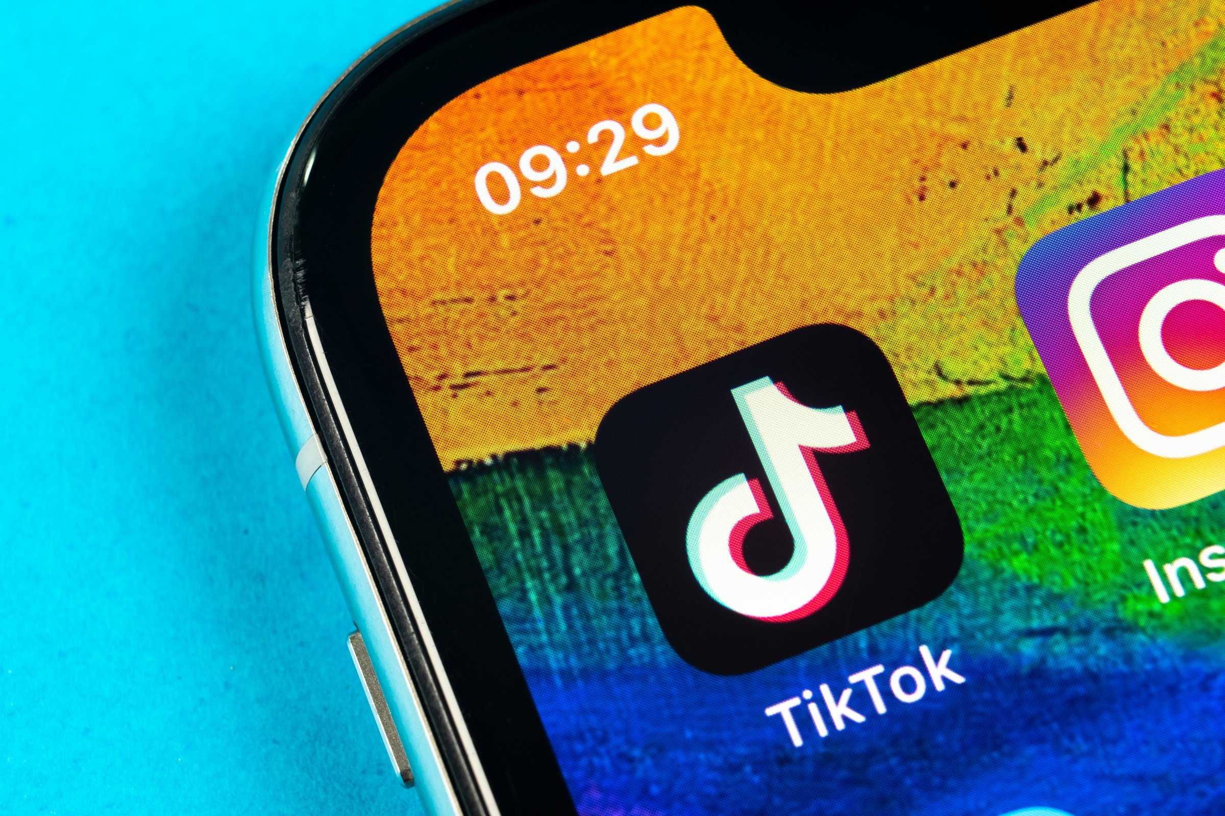 Móvil con aplicación de TikTok instalada. | Foto: Shutterstock
