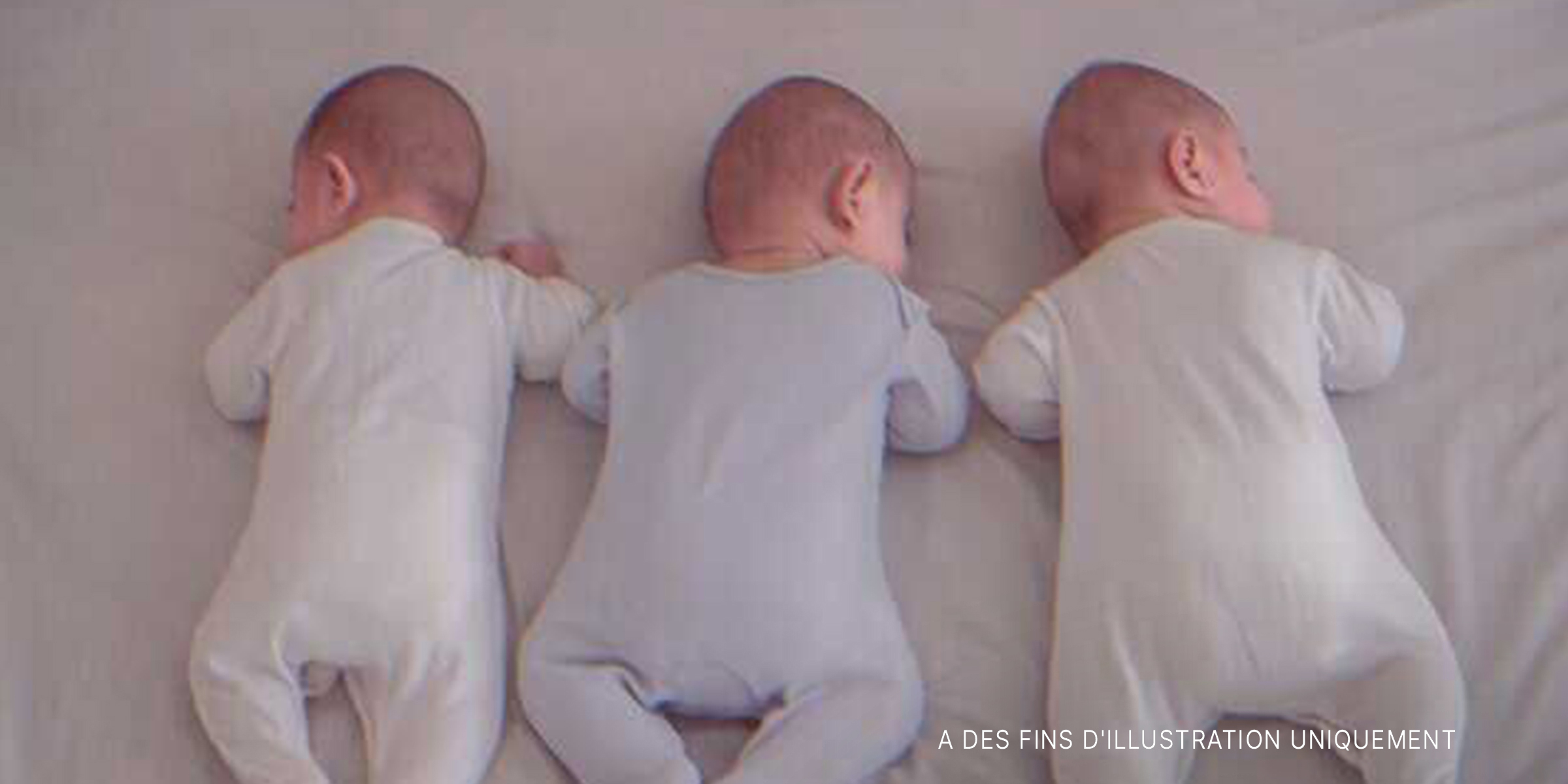 Triplés dormant sur un lit | Source : Shutterstock