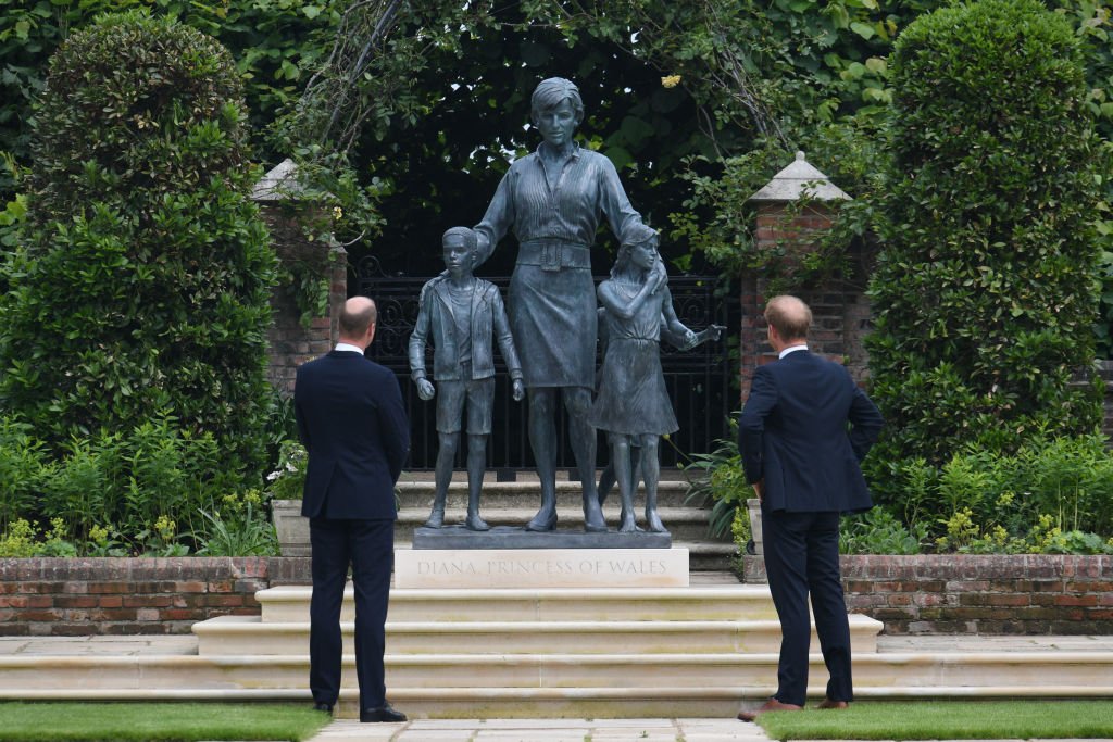 William y Harry contemplan la estatua de Diana en los jardines del palacio de Kensington, 1 de julio de 2021. | Foto: Getty Images