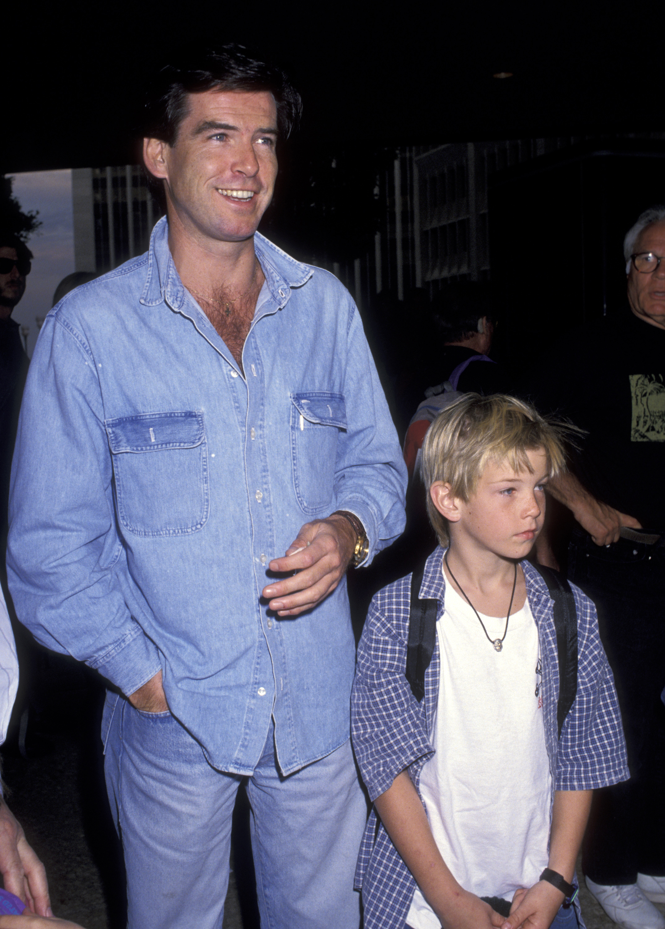 Sean und Pierce Brosnan bei der "Home Alone 2: Lost in New York" Premiere im Jahr 1992 | Quelle: Getty Images