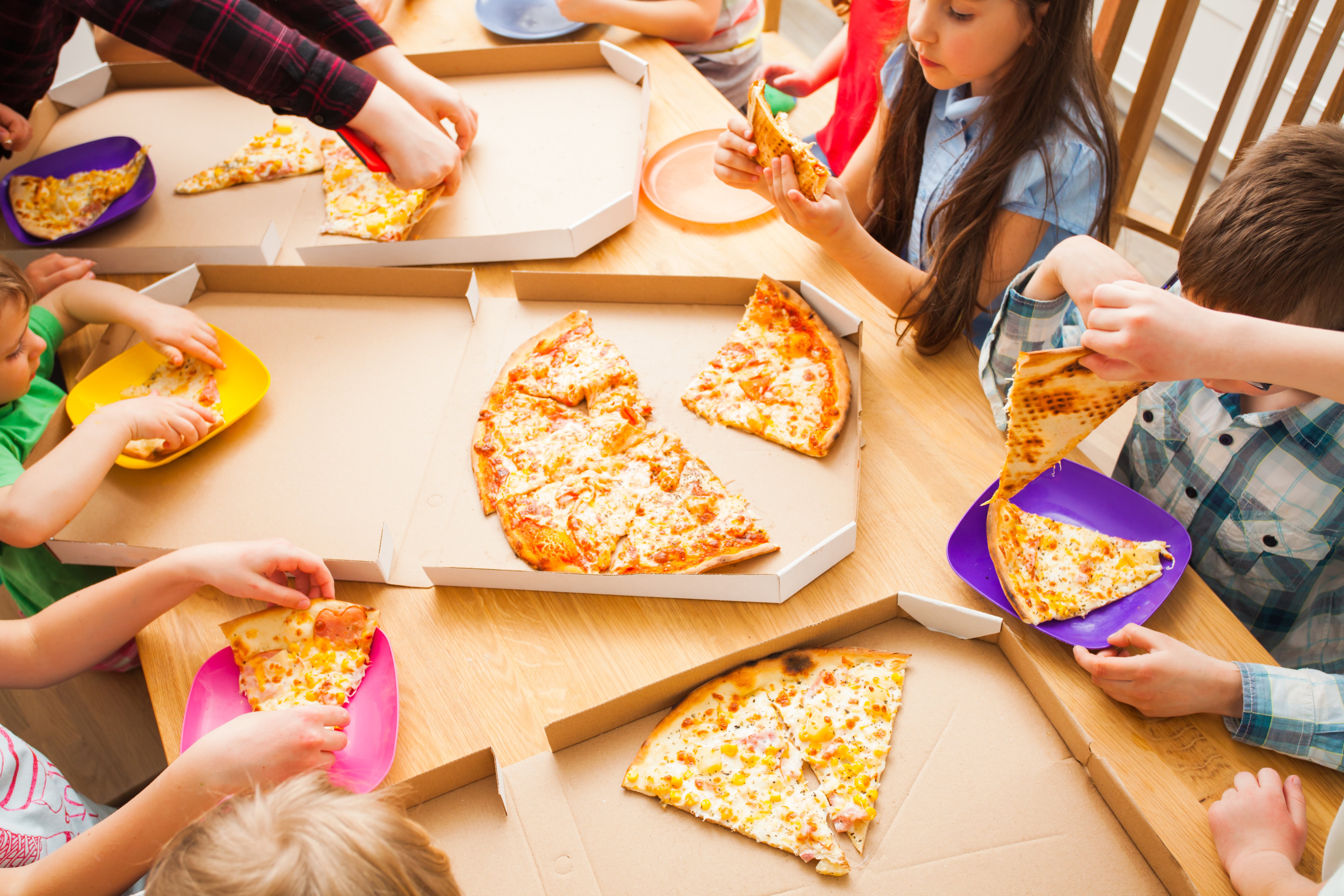 Fiesta infantil en pizzería. | Foto: Shutterstock