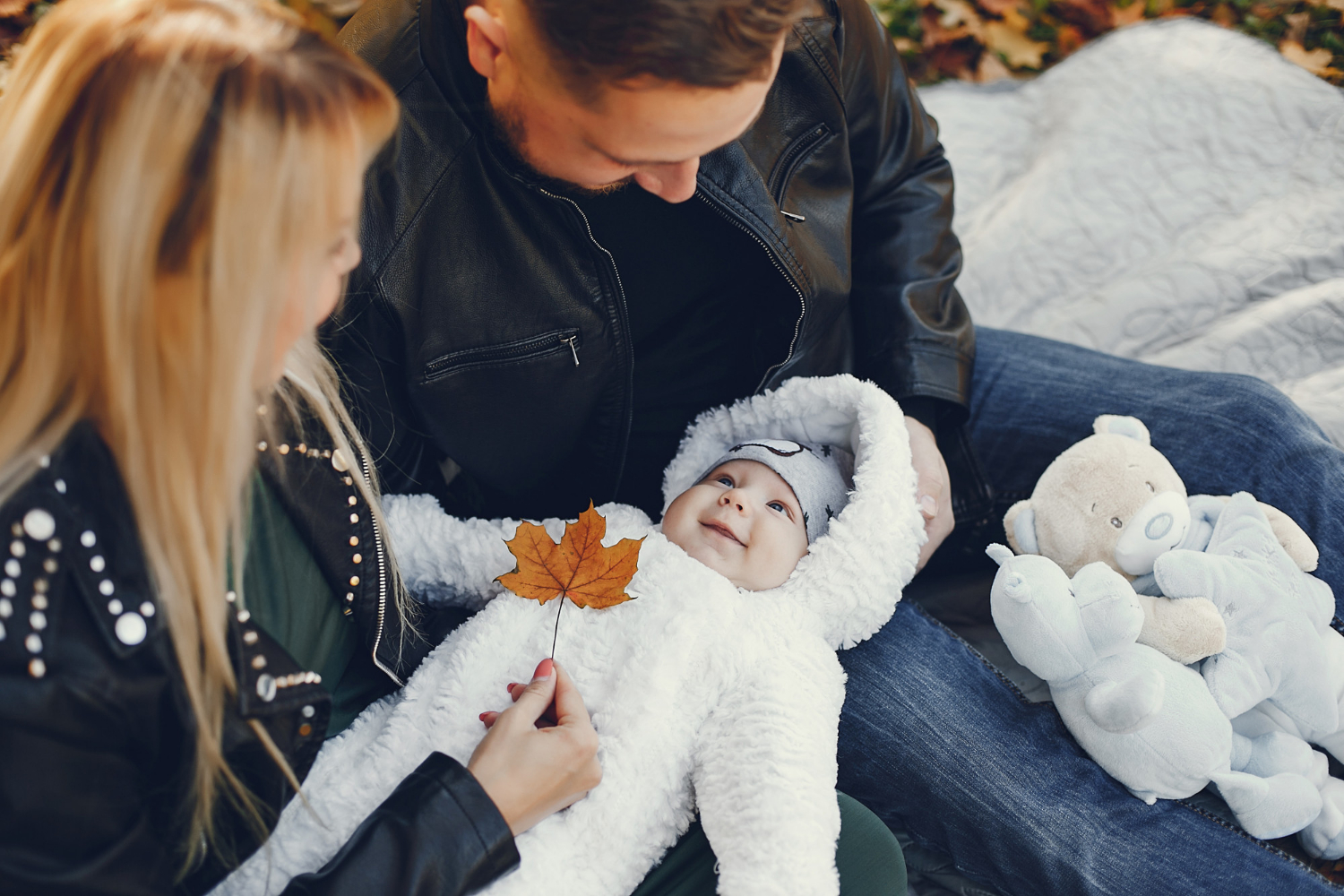 A couple with their baby | Source: Freepik