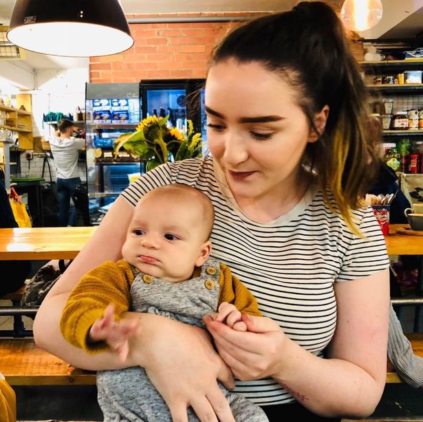 Sophie Molineux et le petit Chester ont dû utiliser le sol | source : Kennedy News and Media