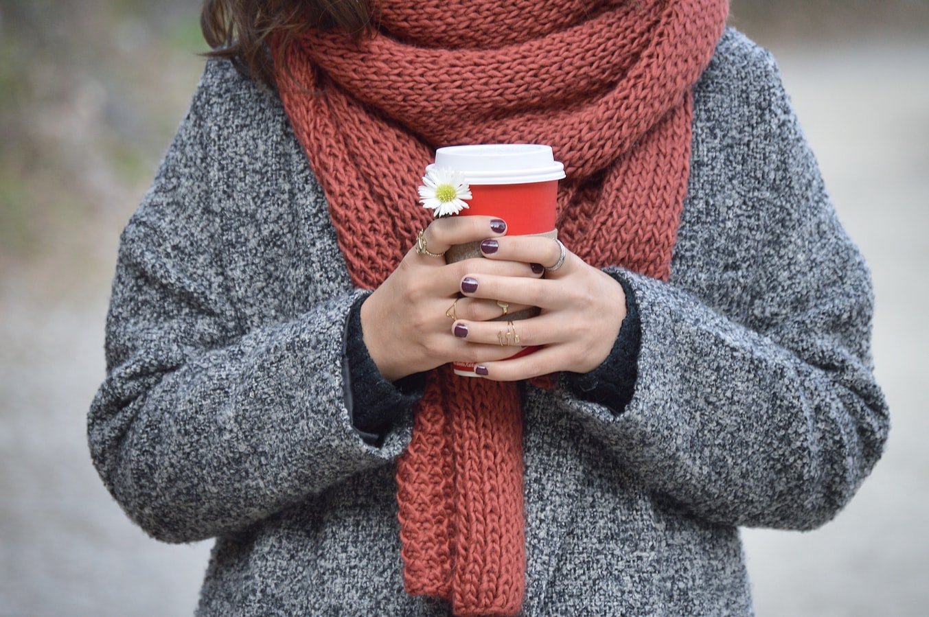 Une jeune femme portant une écharpe rouge. l Photo : Unsplash