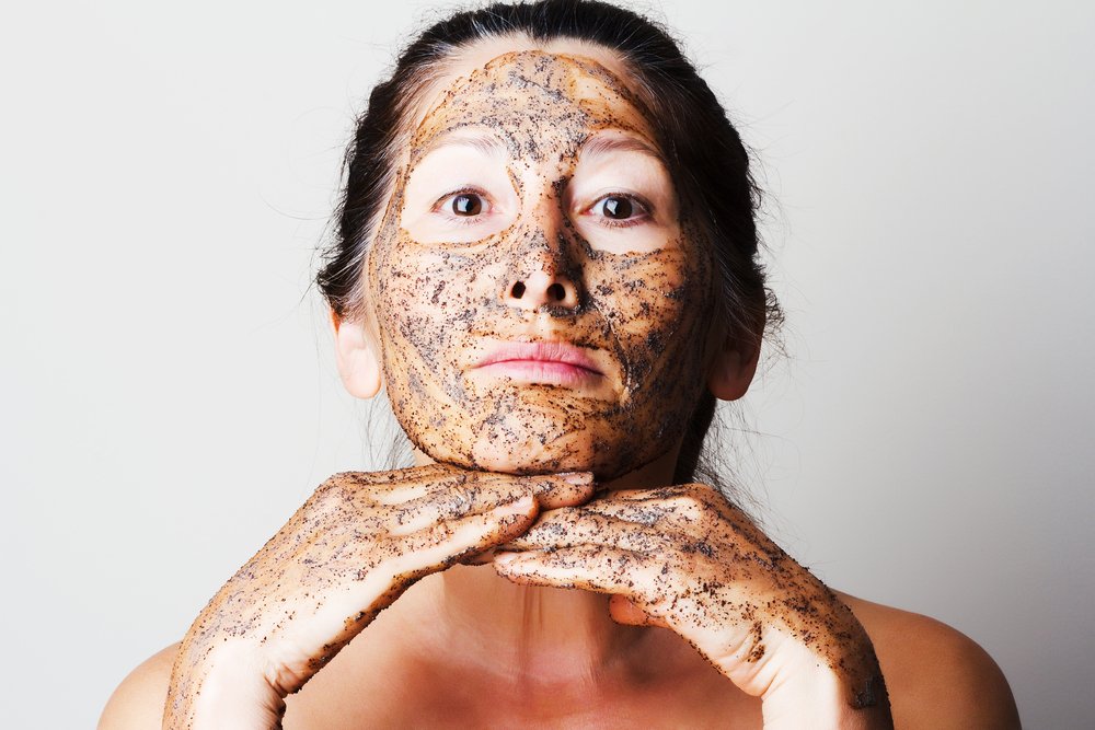 Mujer madura con una mascarilla de café. | Foto: Shutterstock