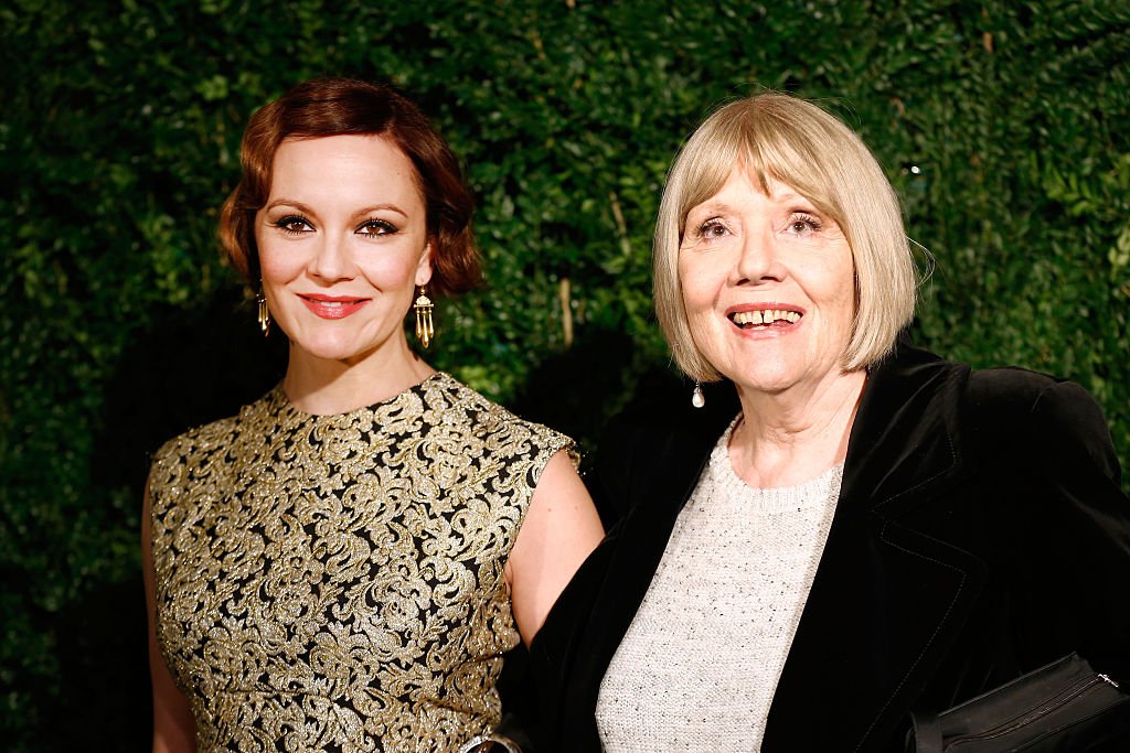 Rachael Stirling und Dame Diana Rigg nehmen an den 60. London Evening Standard Theatre Awards im London Palladium am 30. November 2014 in London, England teil. (Foto von Tim P. Whitby) | Quelle: Getty Images