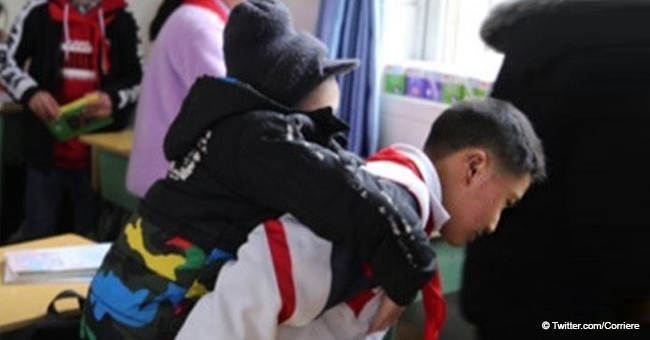 "Si je ne l'avais pas aidé, personne d'autre ne l'aurait fait" : un garçon de 12 ans porte un ami handicapé jusqu'à sa classe pendant 6 ans