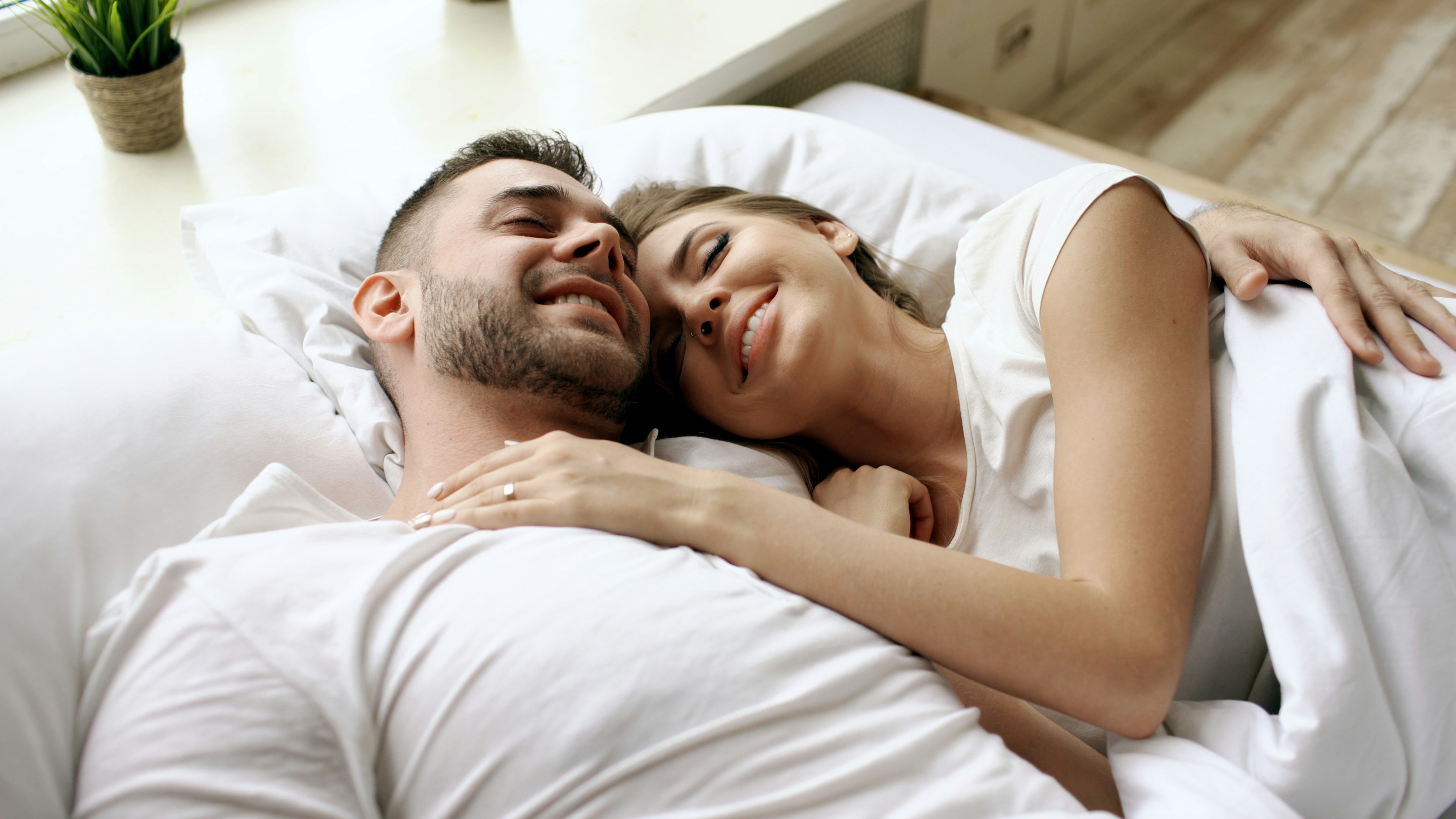 A happy couple in bed | Source: Unsplash