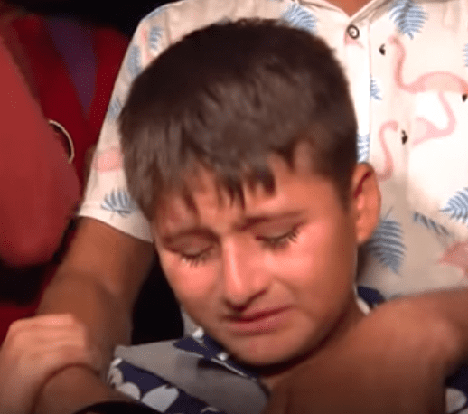 El niño hondureño Anderson Hernández llora al llegar a Roma, Texas. | Foto: Captura de Facebook/Noticias Telemundo.