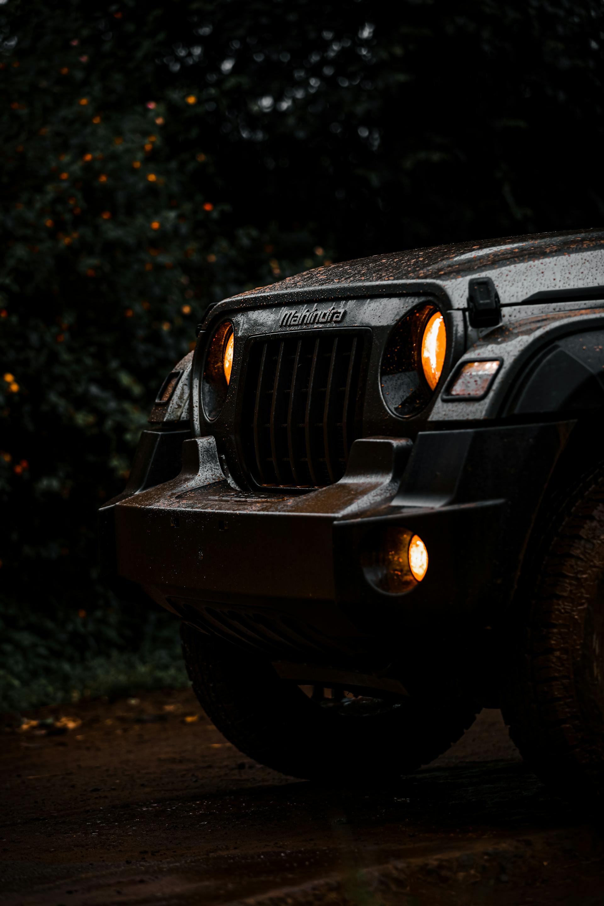 Close-up shot of a jeep with its headlights on | Source: Pexels
