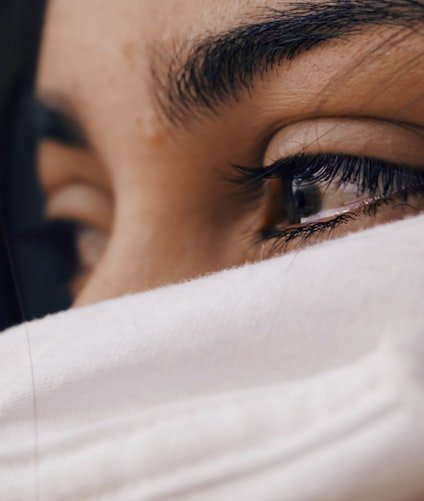 Une femme avec des larmes aux yeux. | Photo : Getty Images