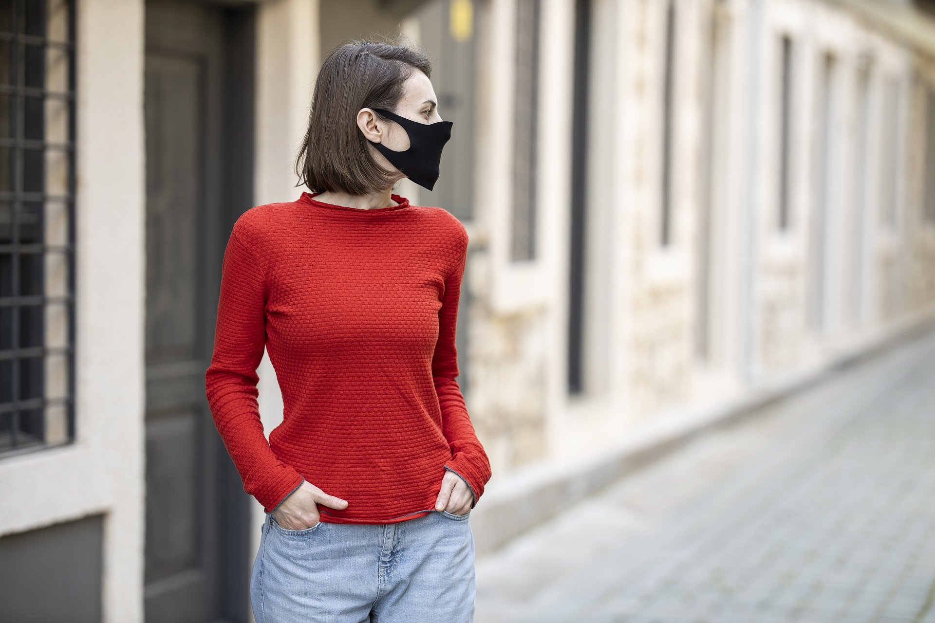 Mujer usa mascarilla en la calle para protegerse de COVID-19. | Foto: Pixabay