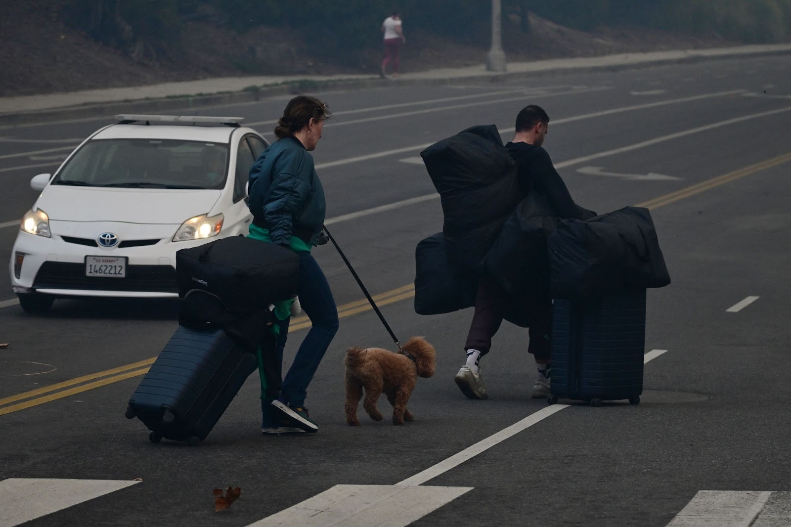 Residents photographed evacuating during the Palisades Fire on January 7, 2025. | Source: Getty Images