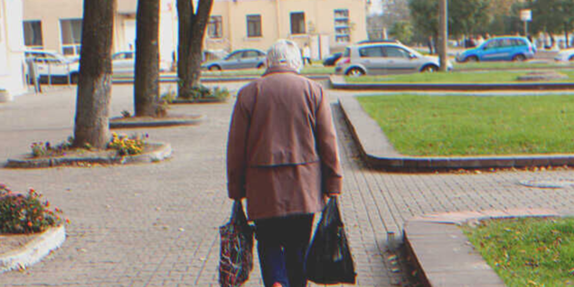Old lady walking down the street | Source: Shutterstock