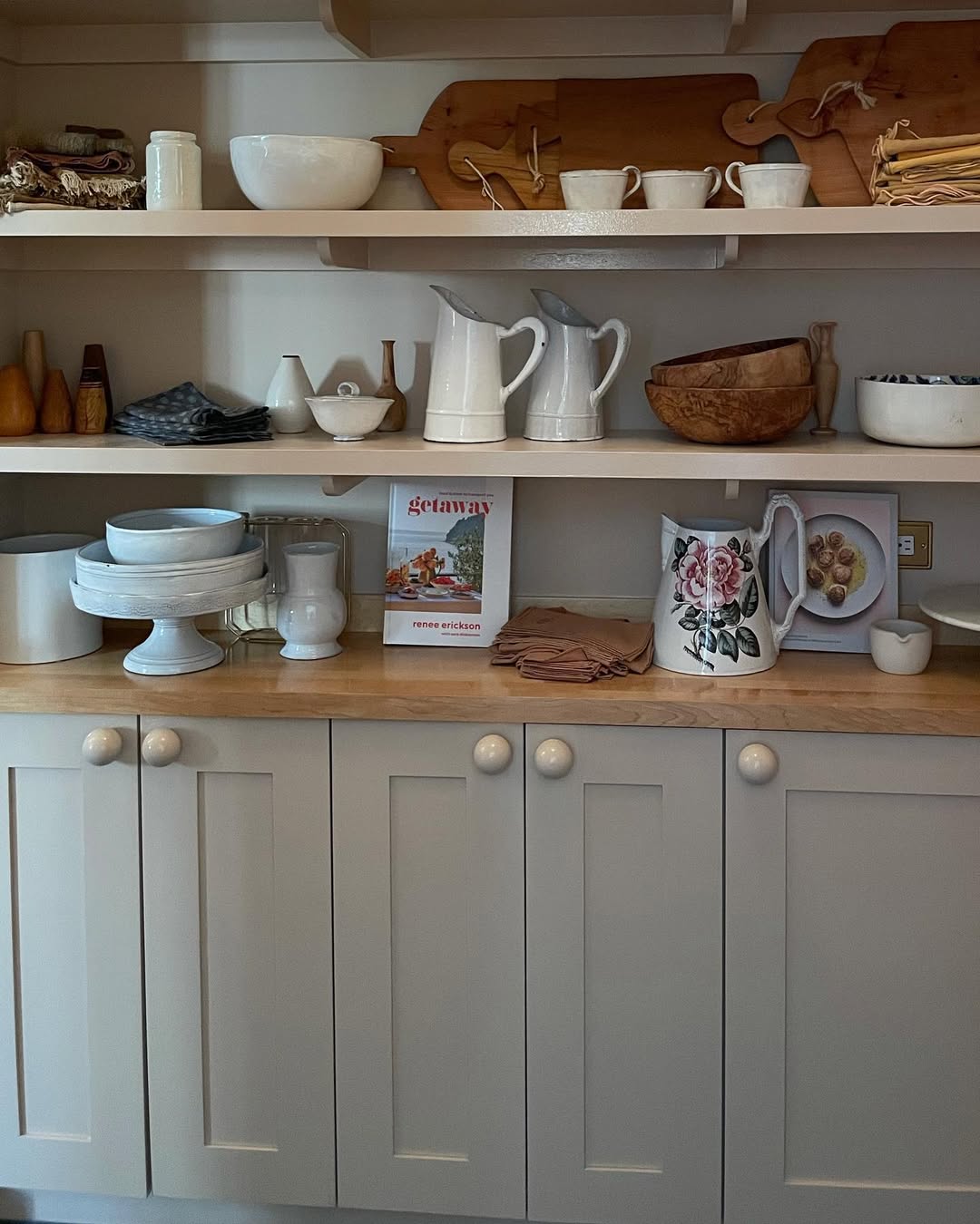 Drew Barrymore's kitchen from a post dated August 30, 2021. | Source: Instagram/drewbarrymore