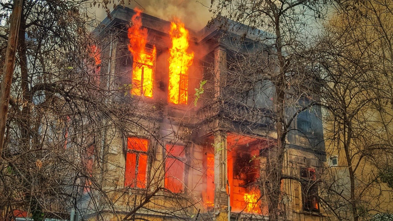 Ein kontrolliertes Feuer brannte das Haus nieder und zerstörte den gefährlichen Schimmel | Quelle: Unsplash