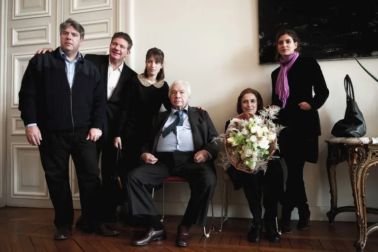 Michel Galabru et sa famille. | Photo : Getty Images