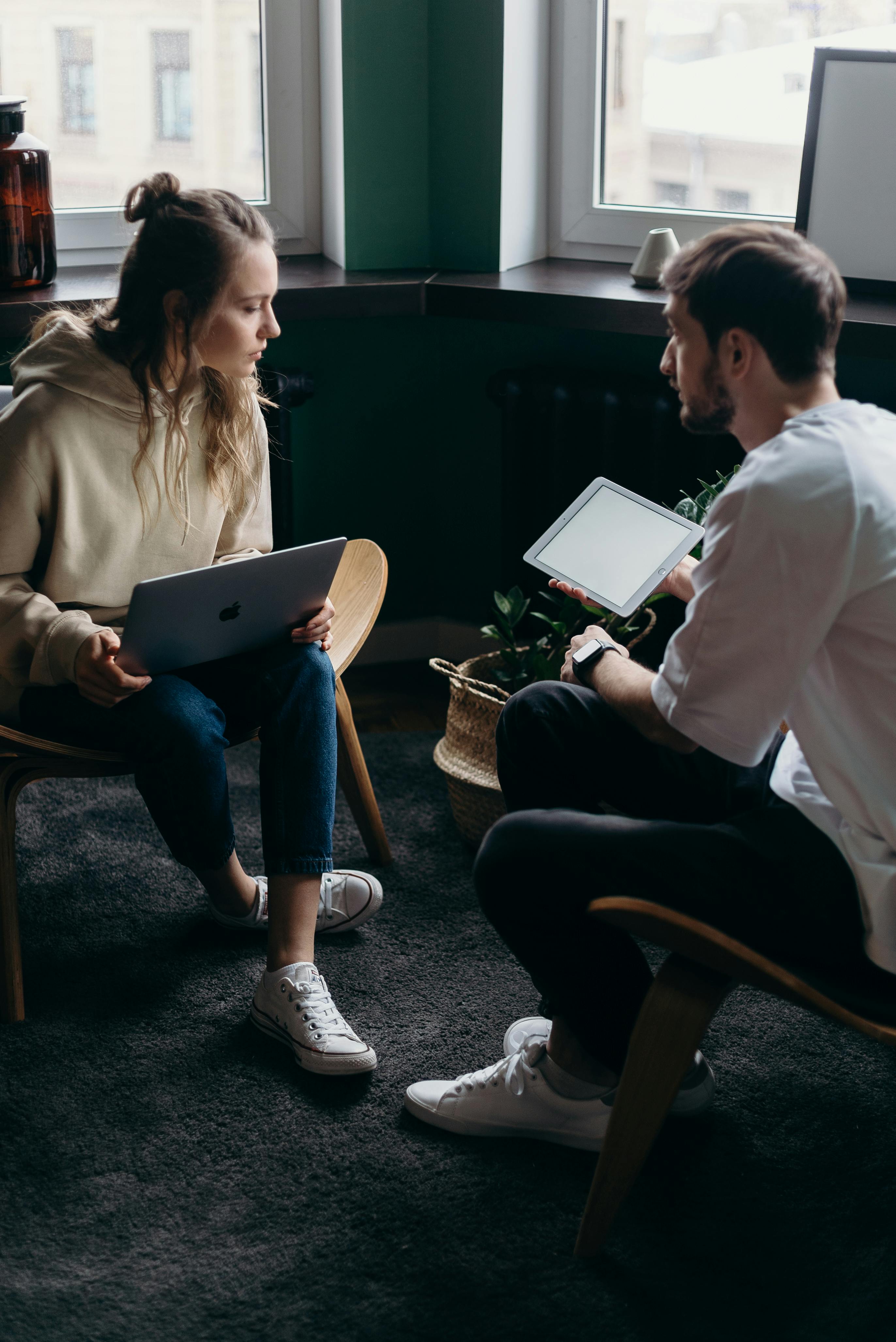 A man and woman with a laptop and tablet | Source: Pexels