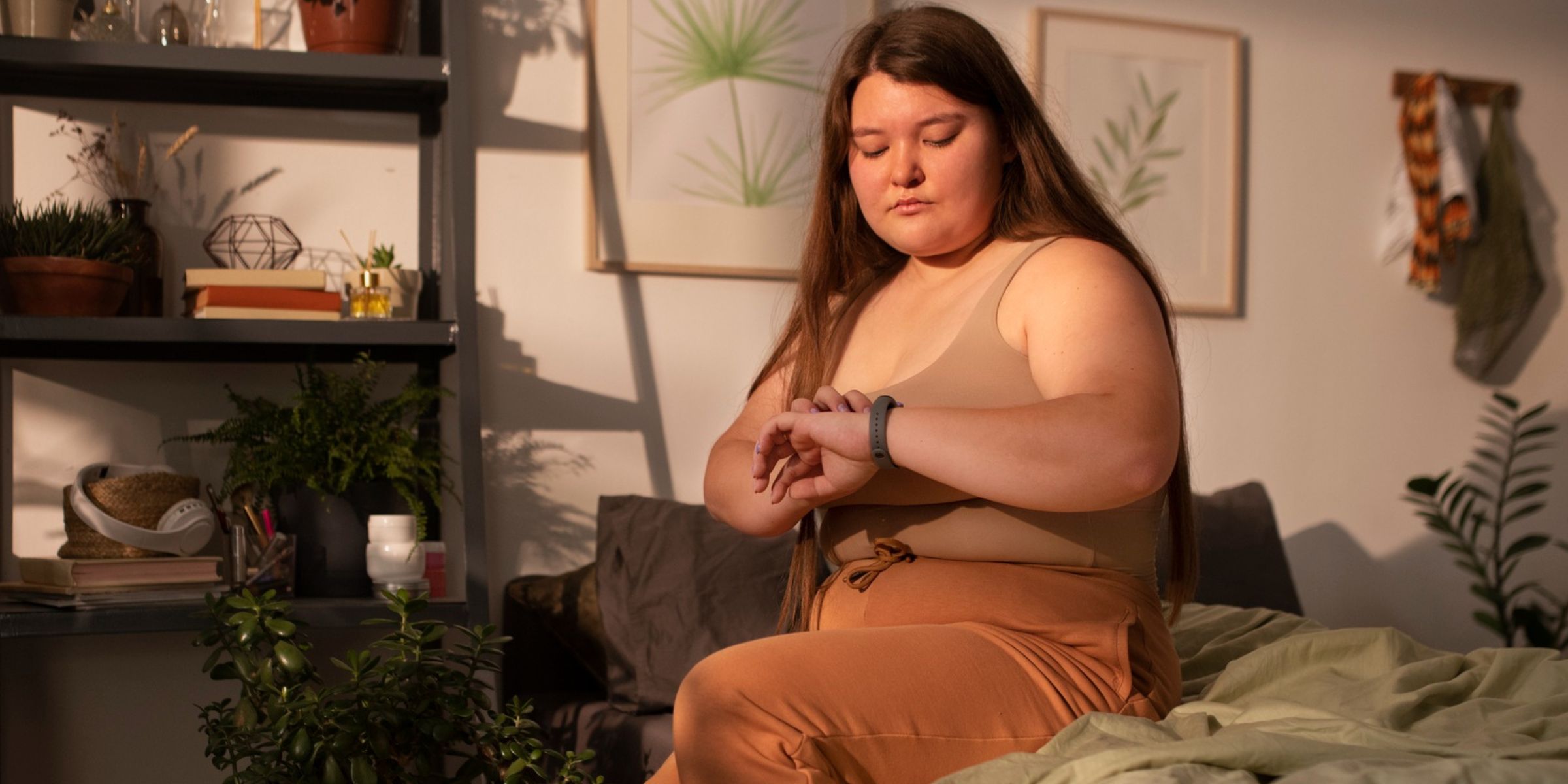 A woman sitting in her room | Source: Freepik